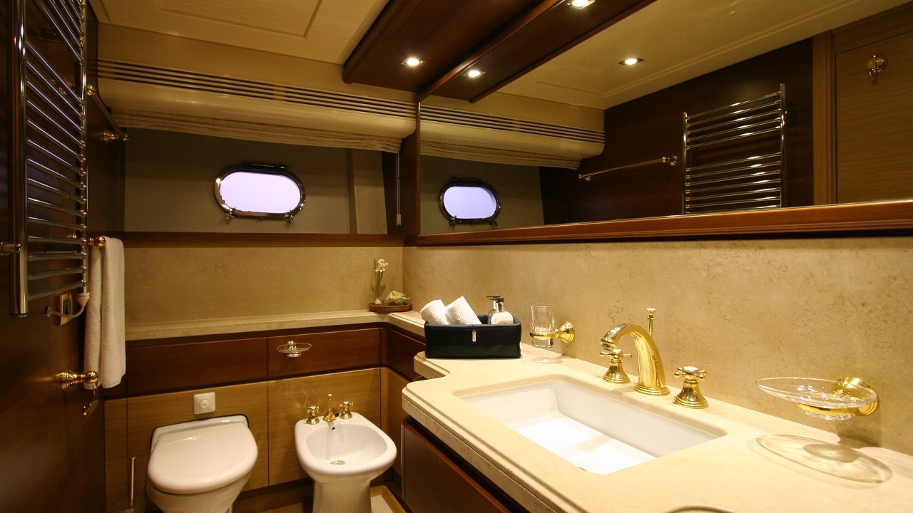 2006 Ferretti Pareakki à louer (photo 15)