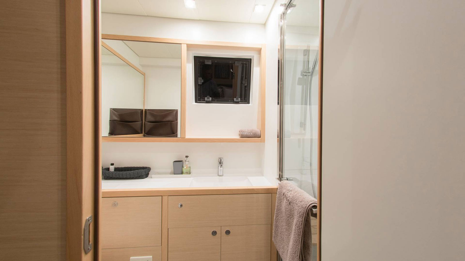 2016 Lagoon 560 for charter (photo 13)