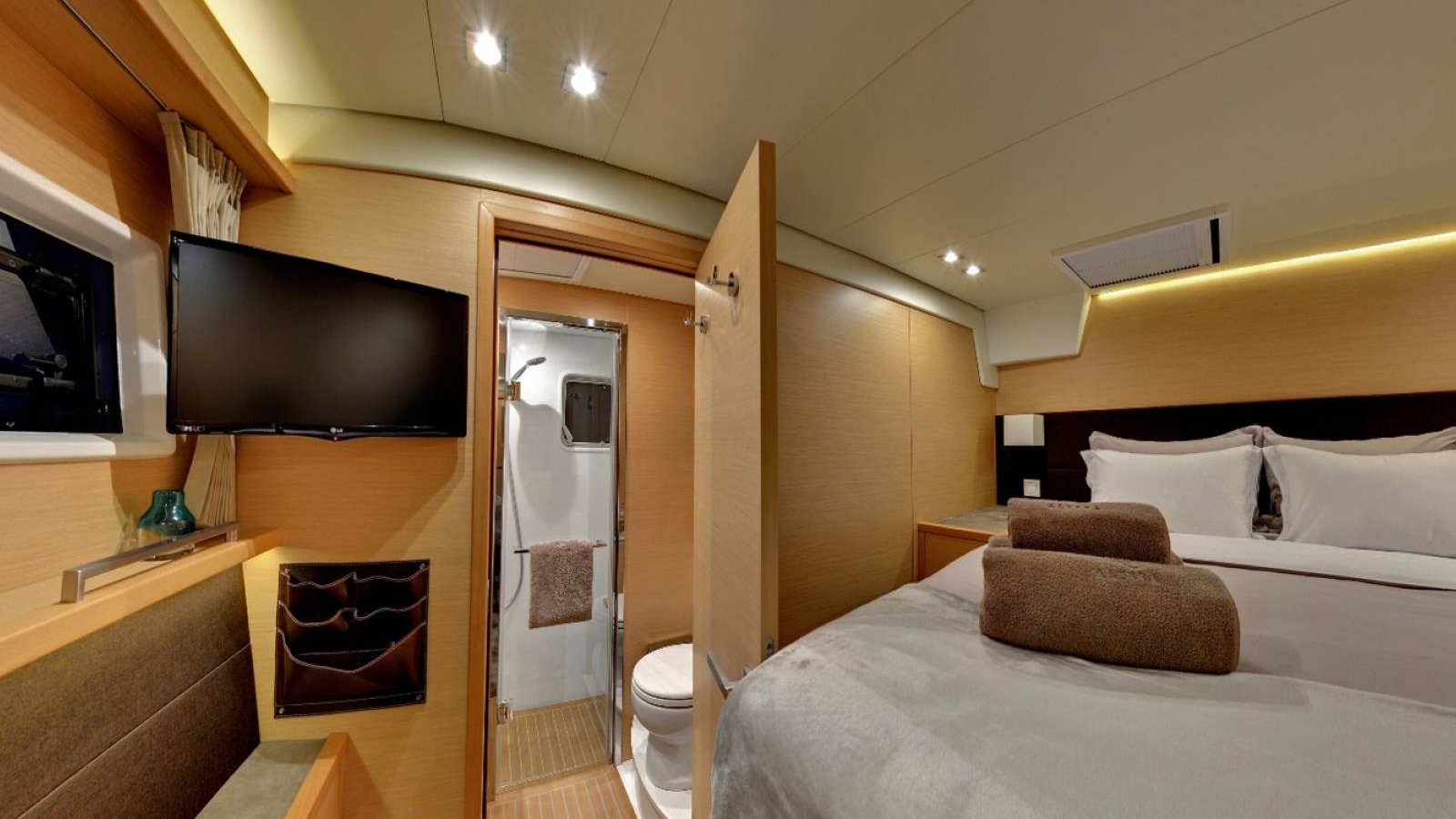 2016 Lagoon 560 for charter (photo 16)