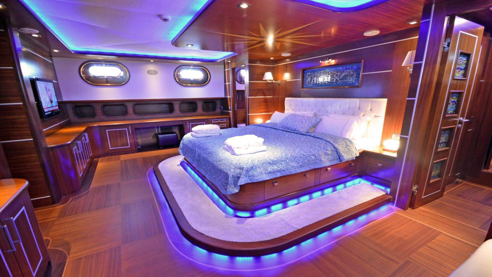 2011 Custom Built La Bella Vita (ex Carpe Diem IV) for charter (photo 6)