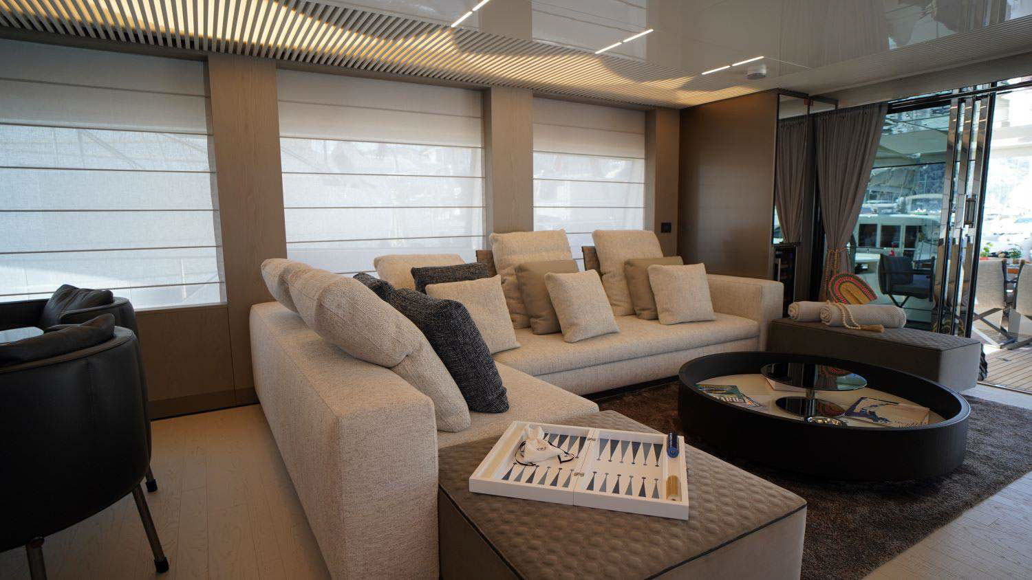2021 Ferretti 850 Flybridge for charter (photo 4)