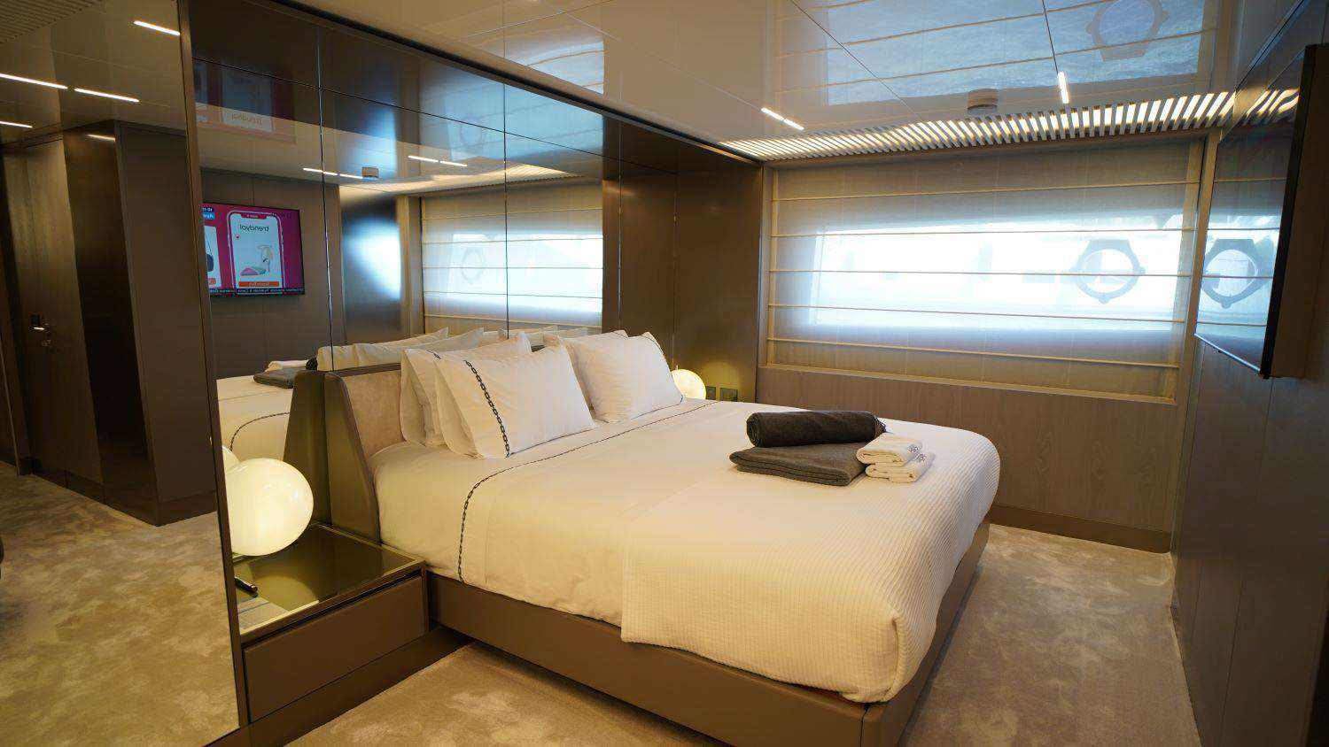 2021 Ferretti 850 Flybridge for charter (photo 5)