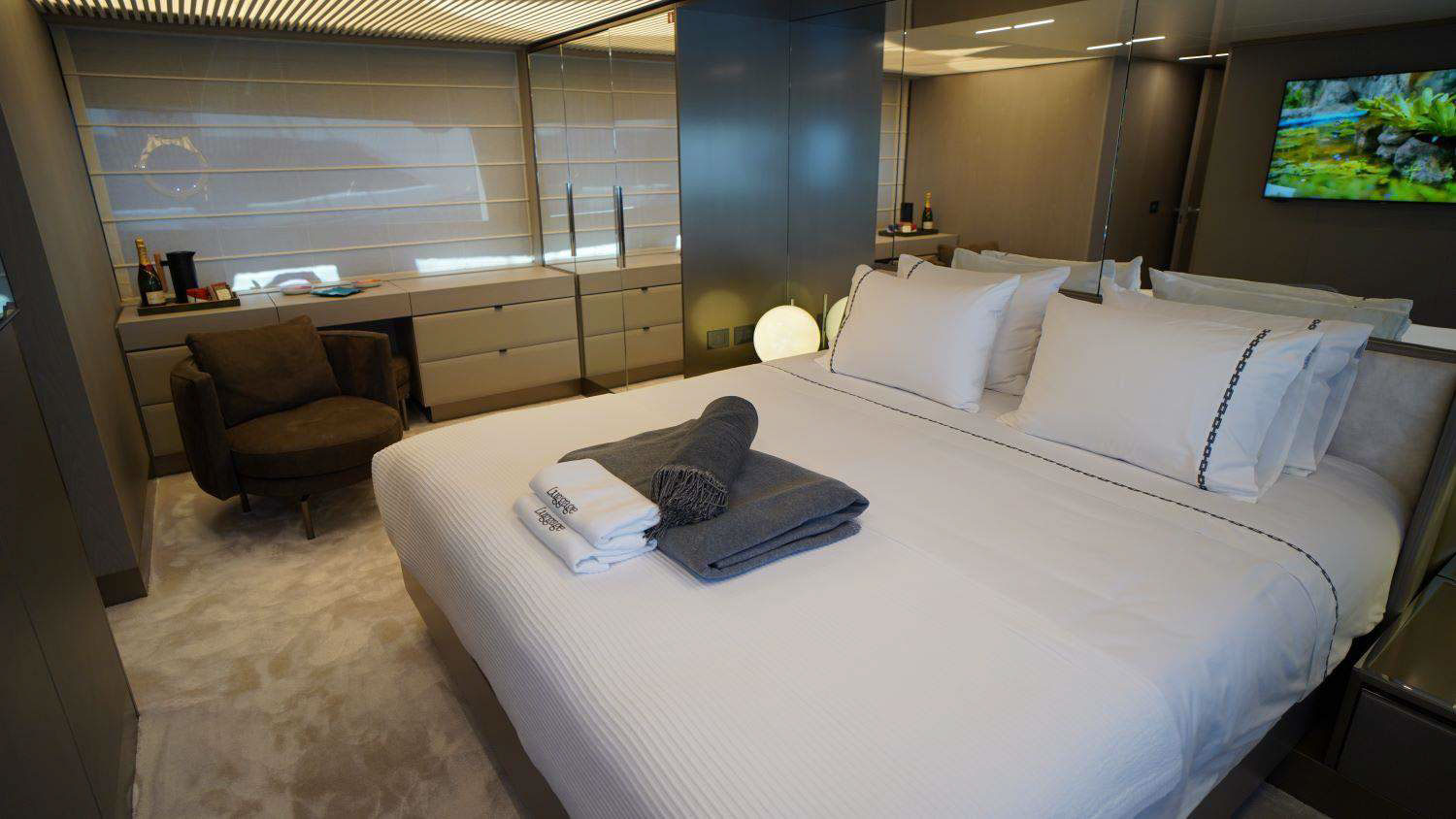 2021 Ferretti 850 Flybridge for charter (photo 6)