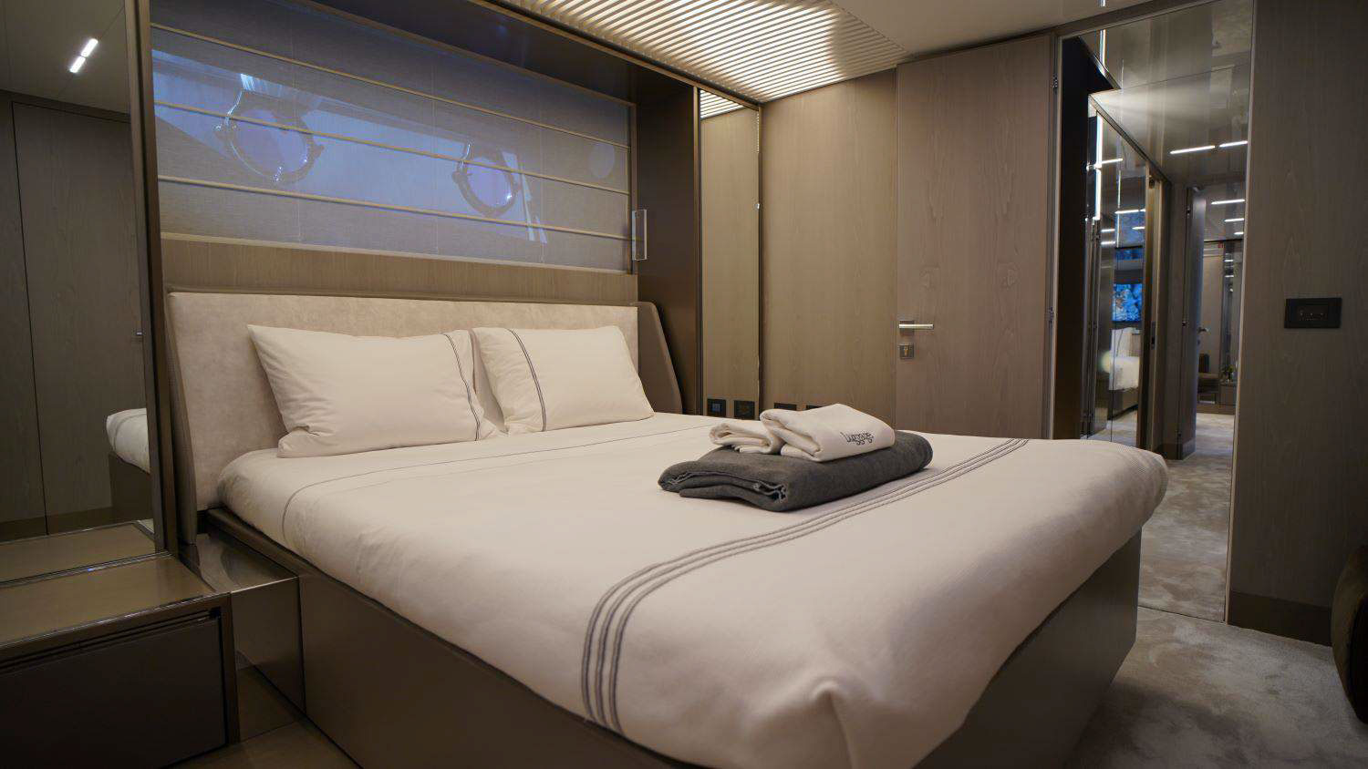 2021 Ferretti 850 Flybridge for charter (photo 8)