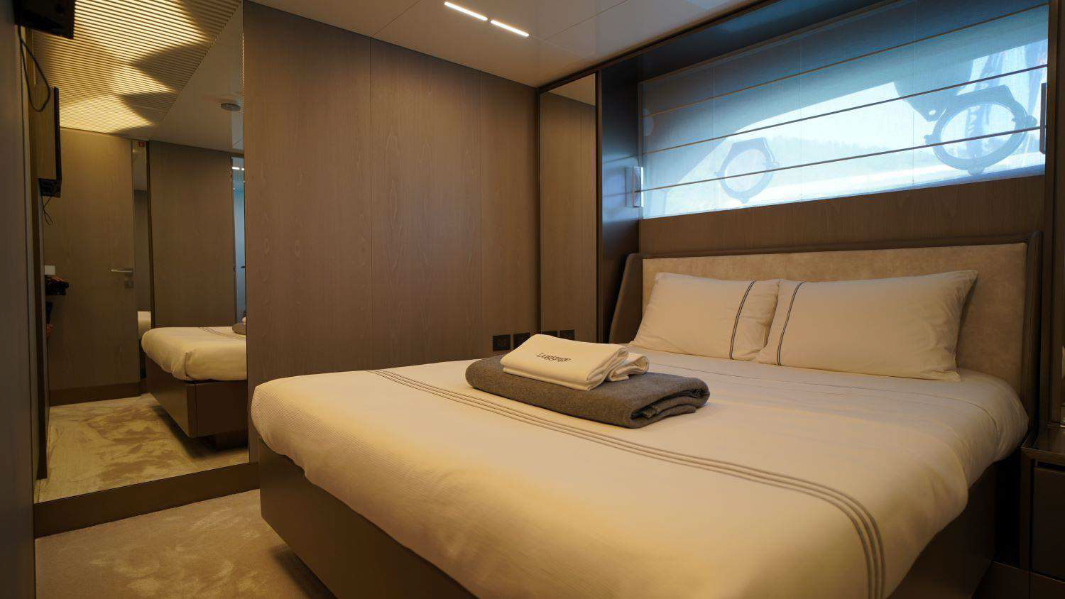 2021 Ferretti 850 Flybridge for charter (photo 9)
