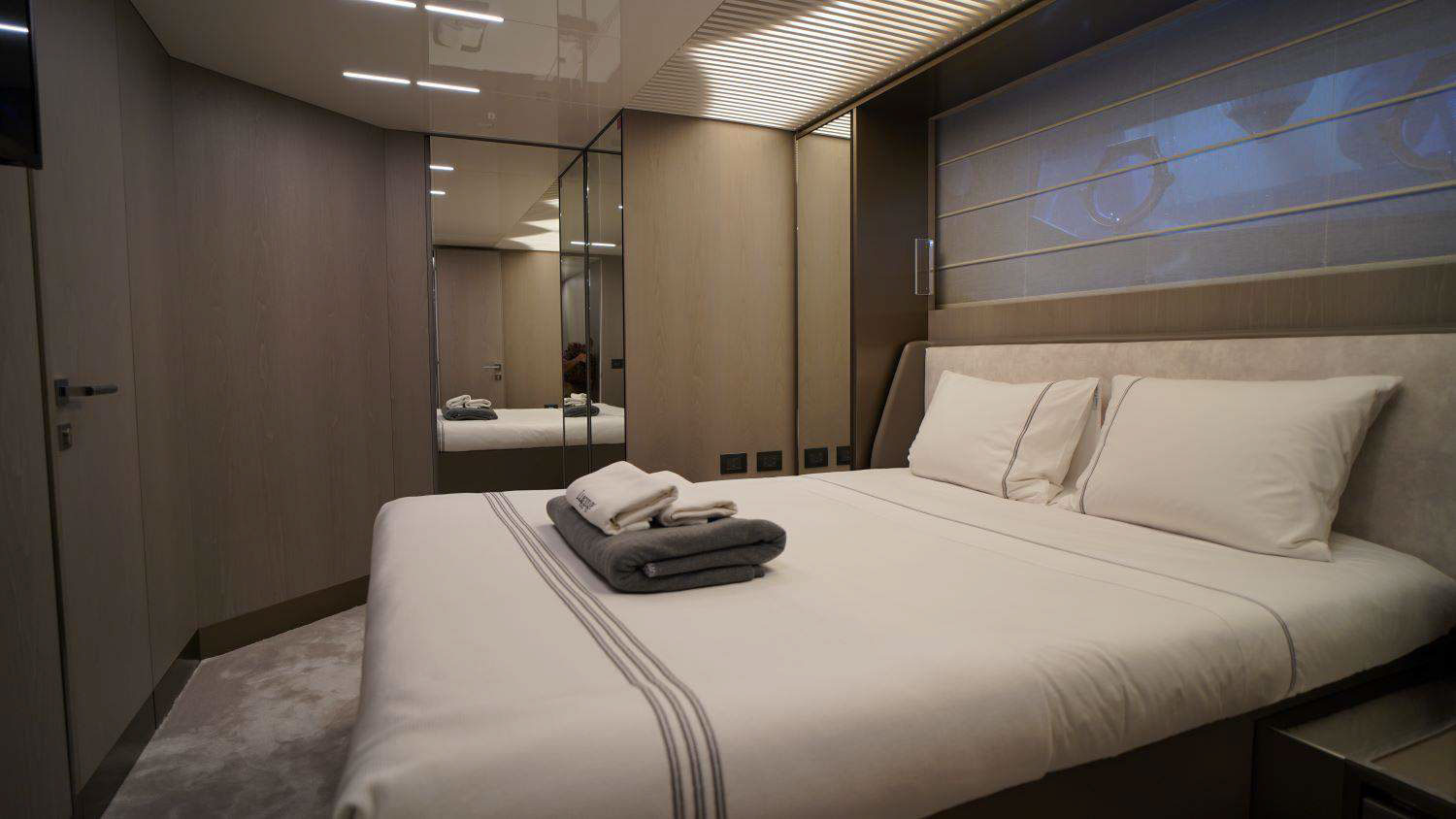 2021 Ferretti 850 Flybridge for charter (photo 10)