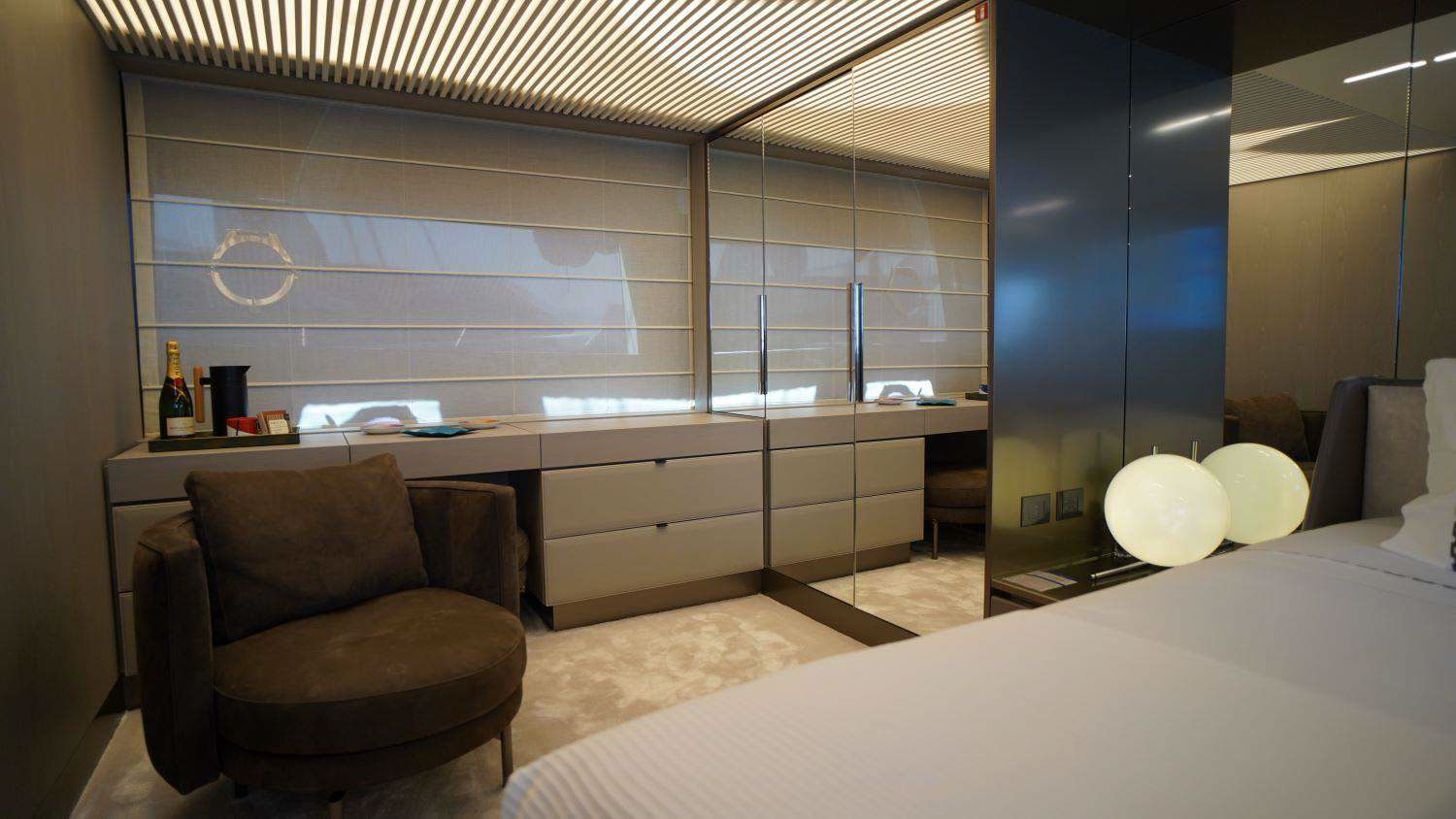 2021 Ferretti 850 Flybridge for charter (photo 11)