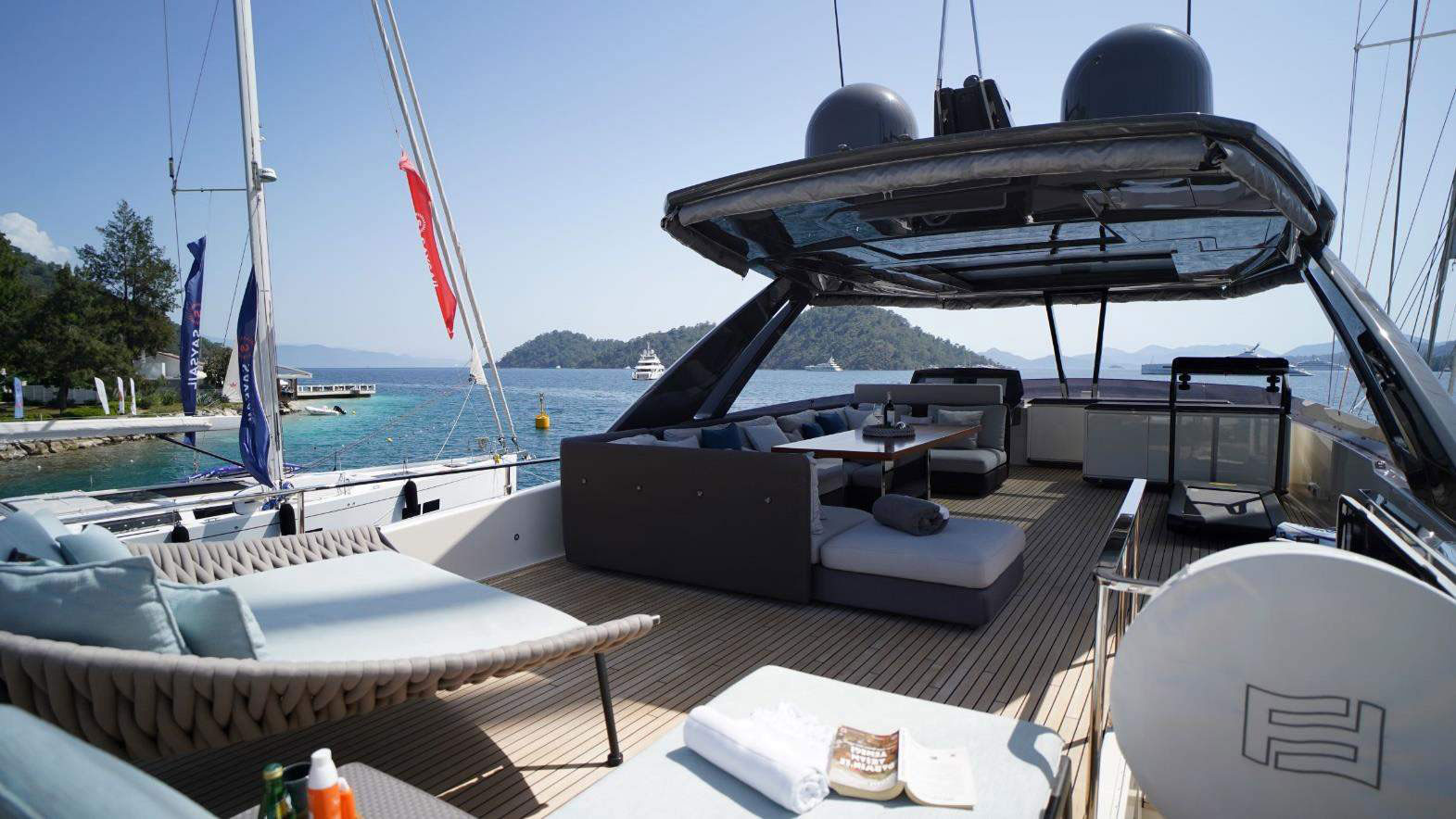 2021 Ferretti 850 Flybridge for charter (photo 15)