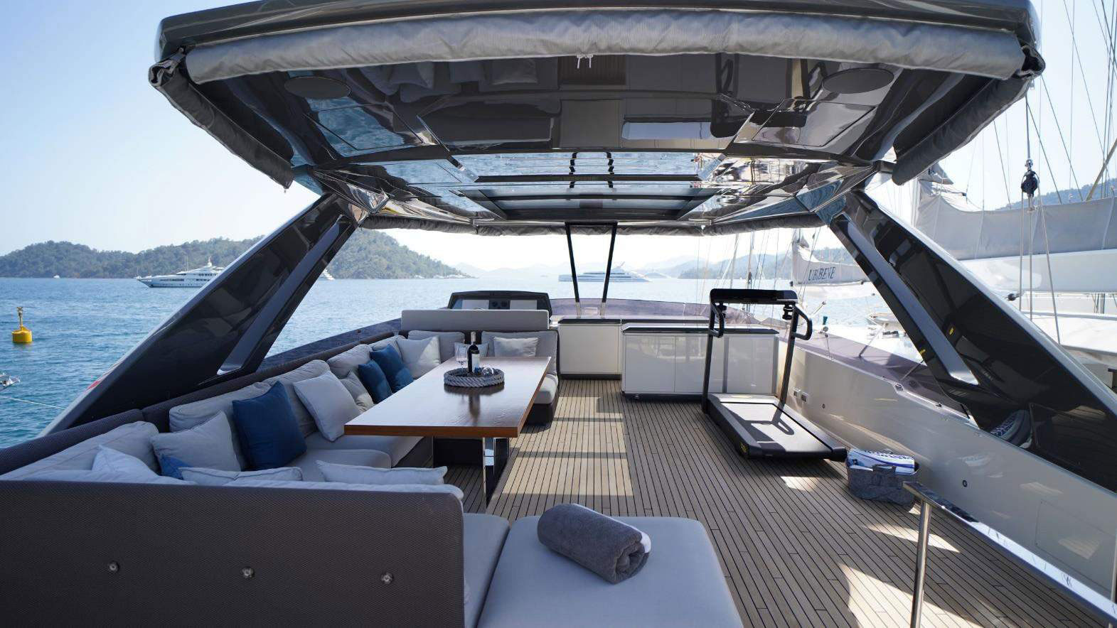 2021 Ferretti 850 Flybridge for charter (photo 16)