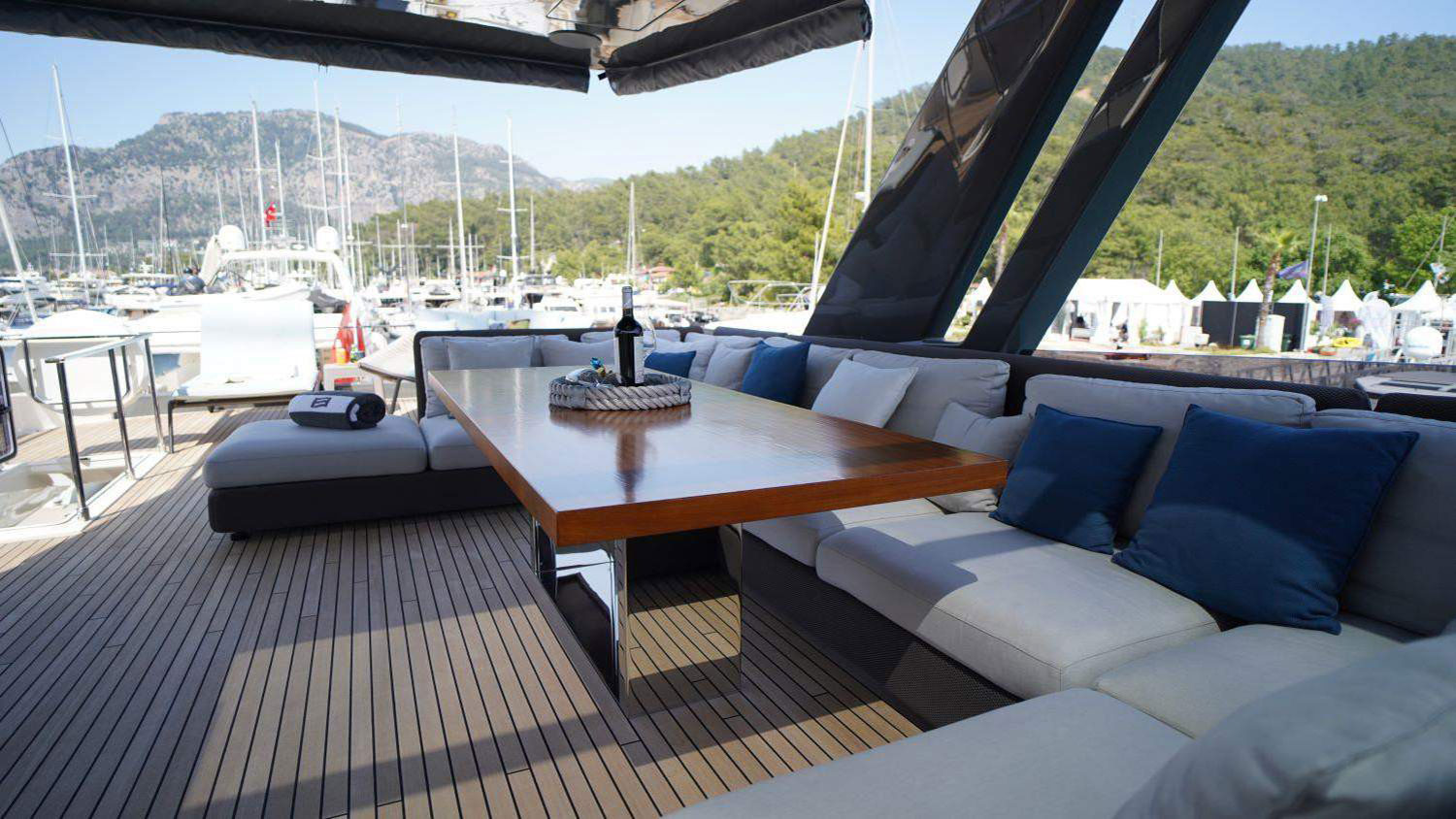 2021 Ferretti 850 Flybridge for charter (photo 17)