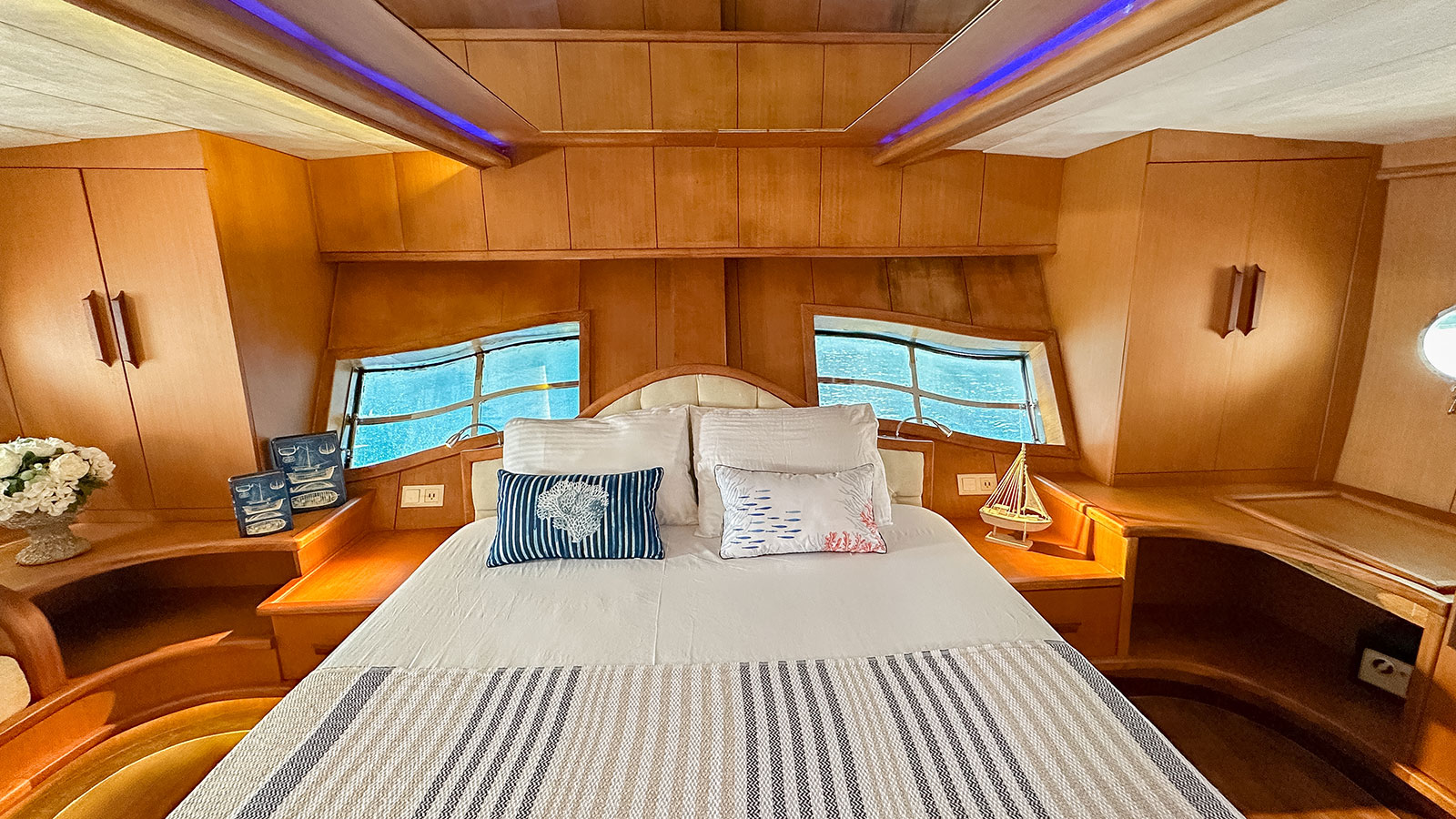 1997 Custom Built Blu Dream for charter (photo 4)