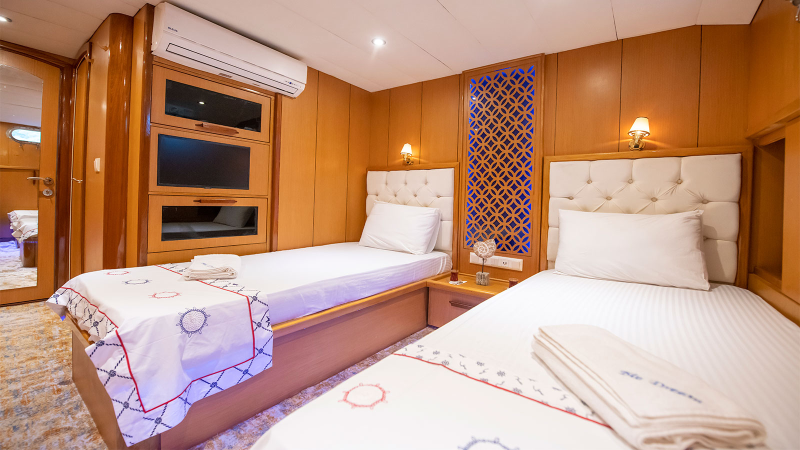 1997 Custom Built Blu Dream for charter (photo 6)