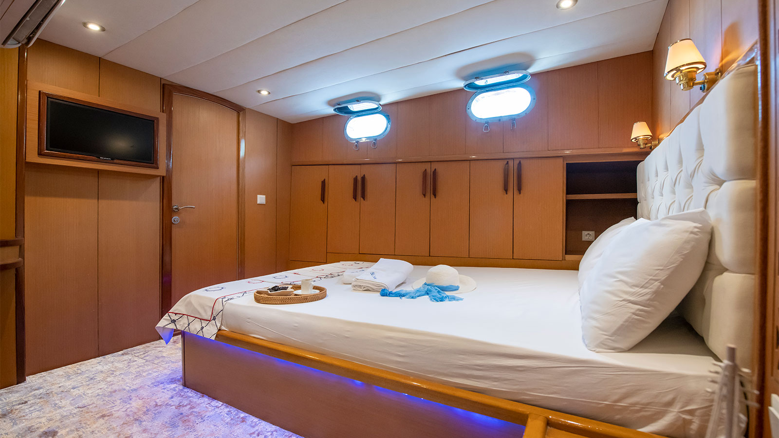 1997 Custom Built Blu Dream for charter (photo 7)