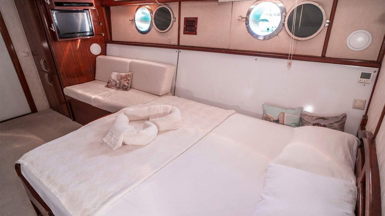 2004 Custom Built White Swan na czarter (photo 12)