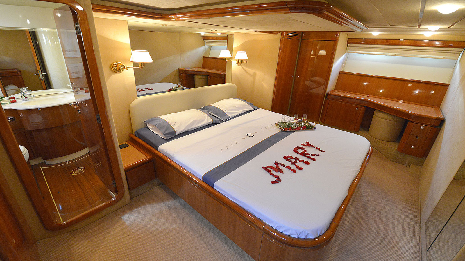 2000 Ferretti 68 te huur (photo 7)