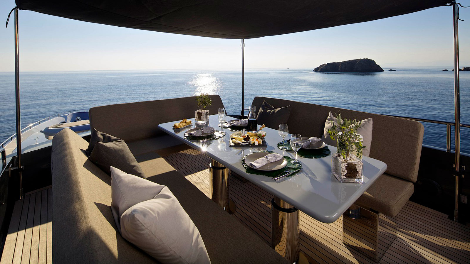 2009 Pershing Solaris a noleggio (photo 9)