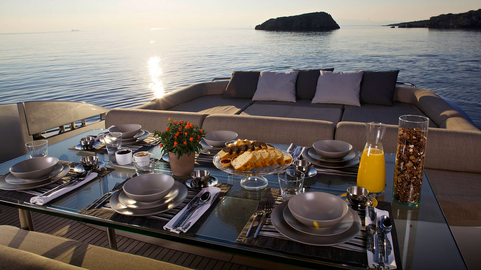 2009 Pershing Solaris a noleggio (photo 8)