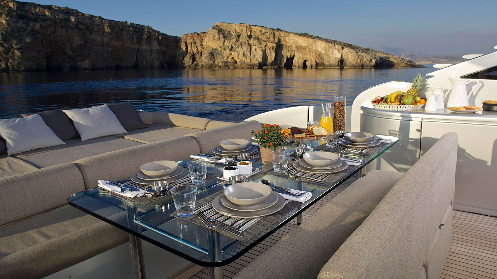 2009 Pershing Solaris a noleggio (photo 10)