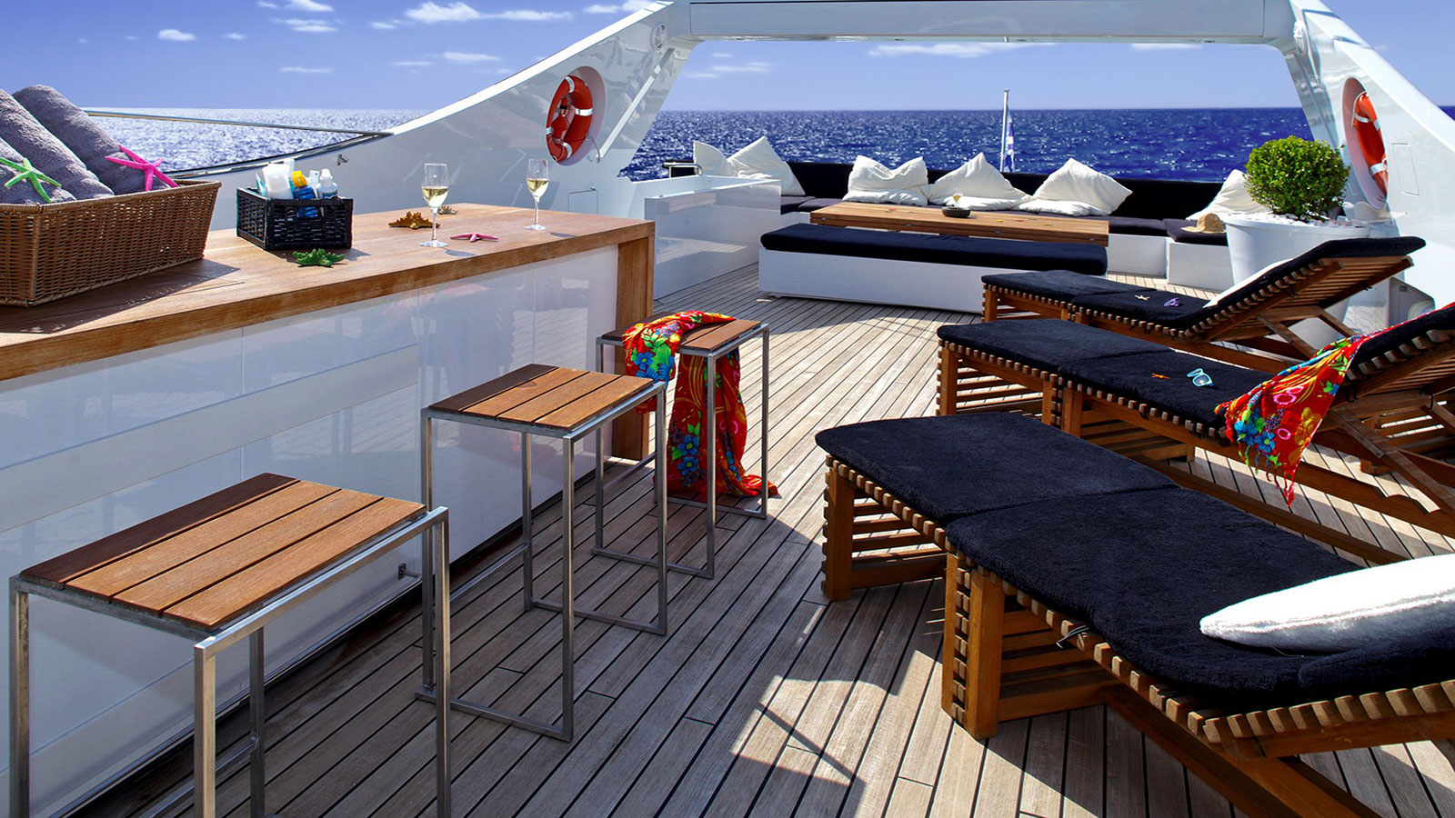 2004 Admiral Yachts Tropicana for charter (photo 5)