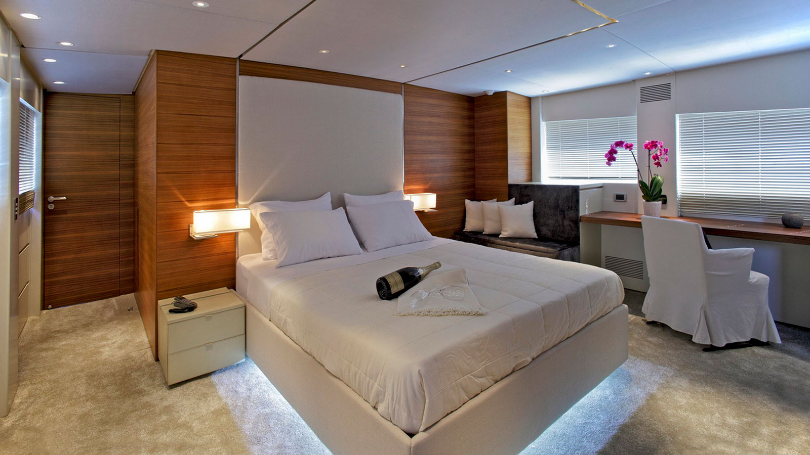 2004 Admiral Yachts Tropicana for charter (photo 7)
