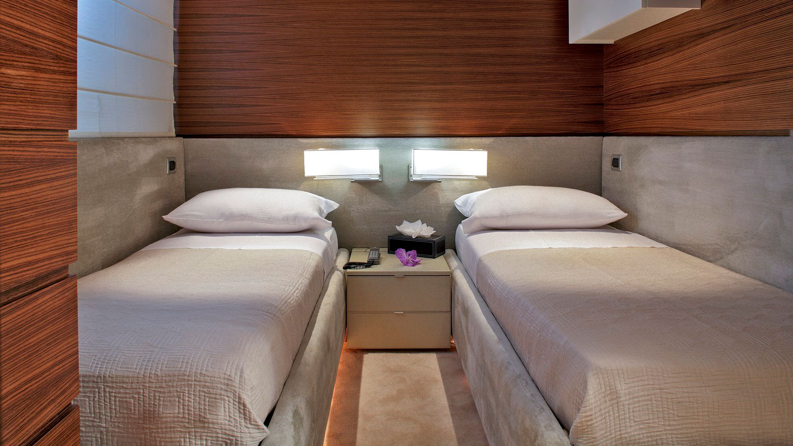 2004 Admiral Yachts Tropicana for charter (photo 12)