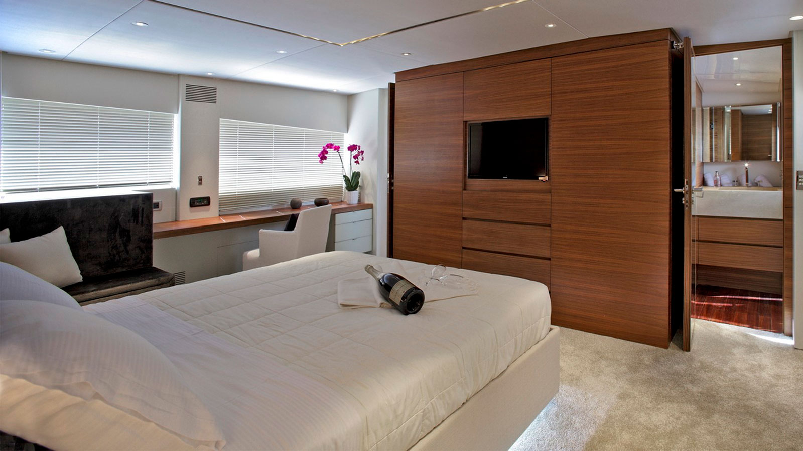 2004 Admiral Yachts Tropicana for charter (photo 14)