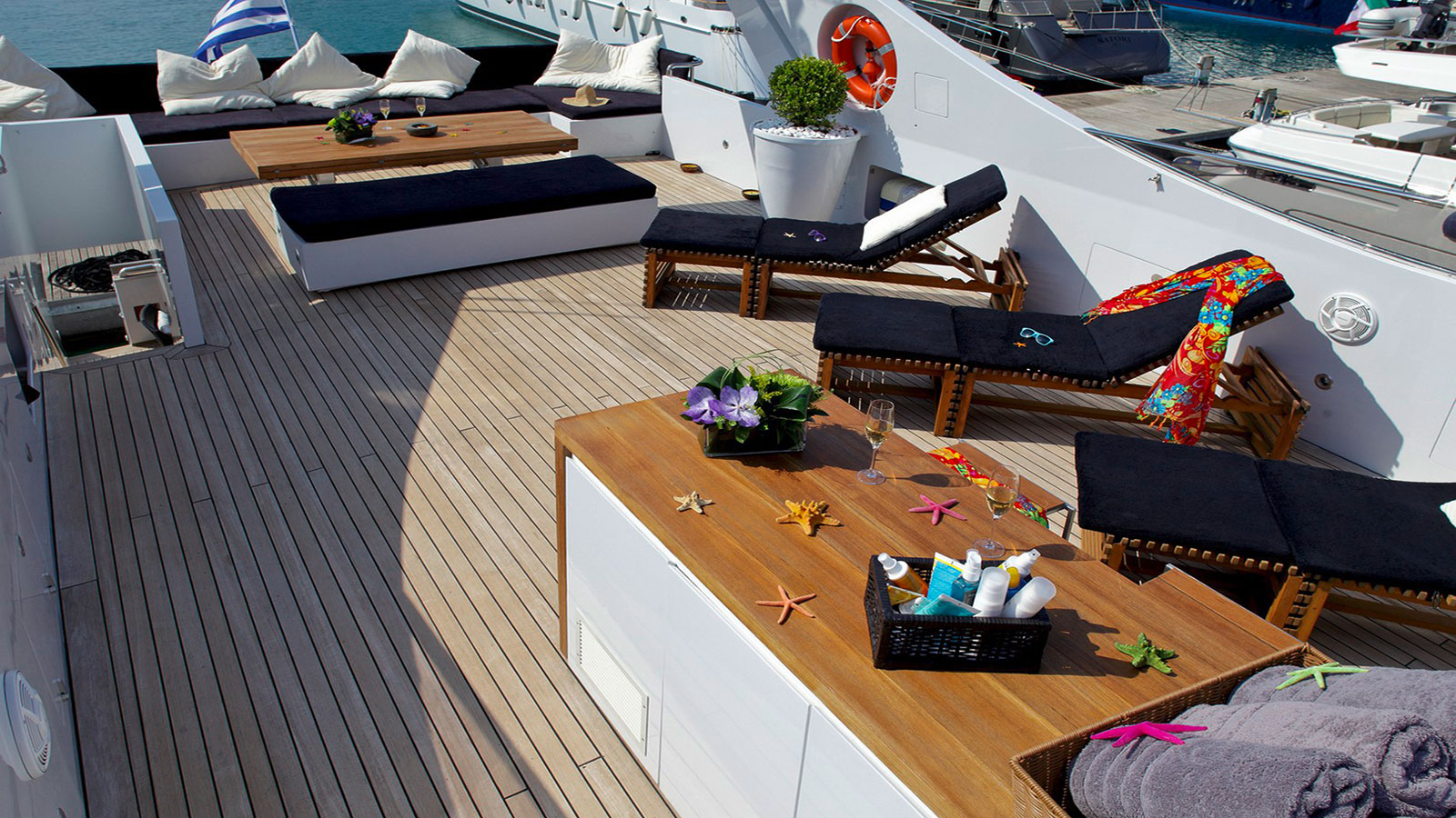 2004 Admiral Yachts Tropicana for charter (photo 15)