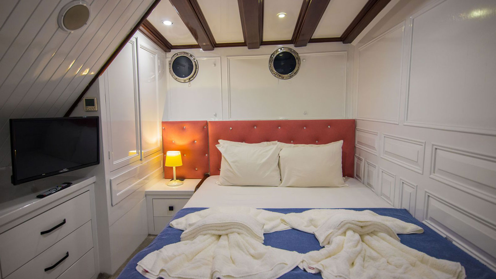 2004 Custom Built Grande Mare te huur (photo 11)