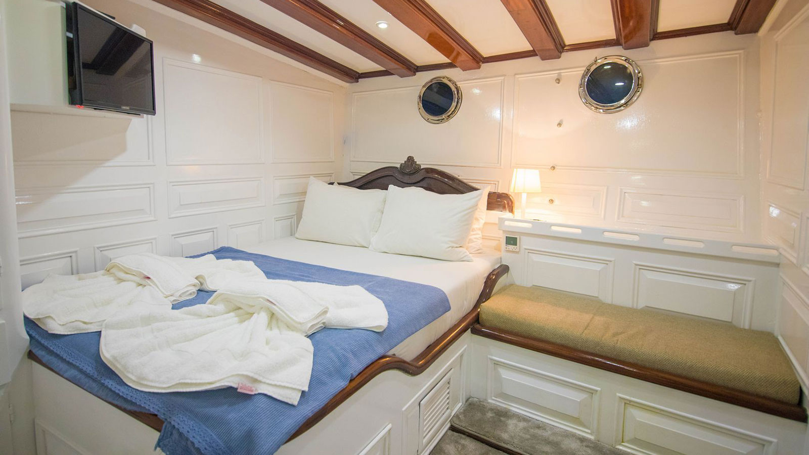 2004 Custom Built Grande Mare te huur (photo 12)