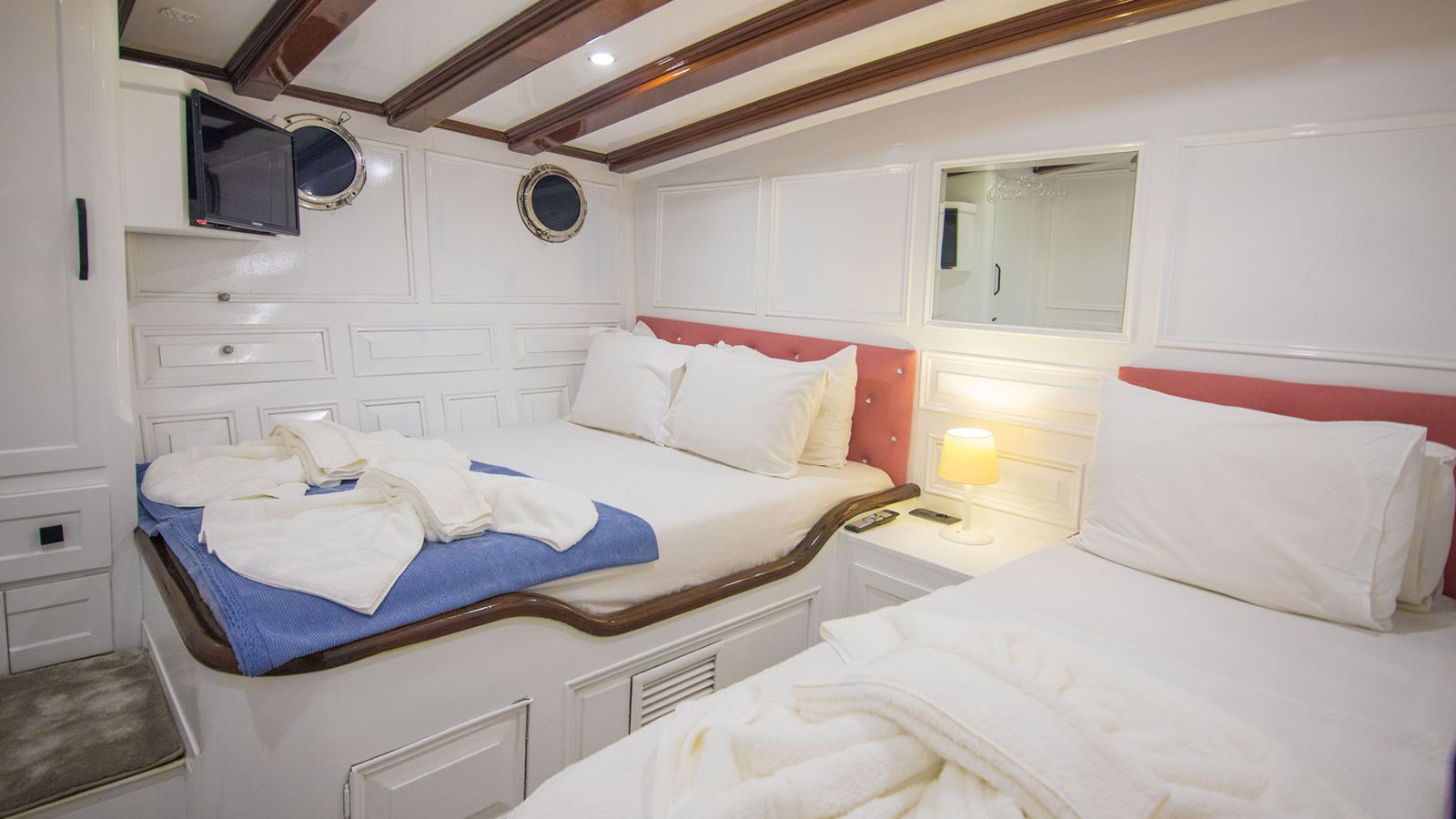 2004 Custom Built Grande Mare te huur (photo 13)