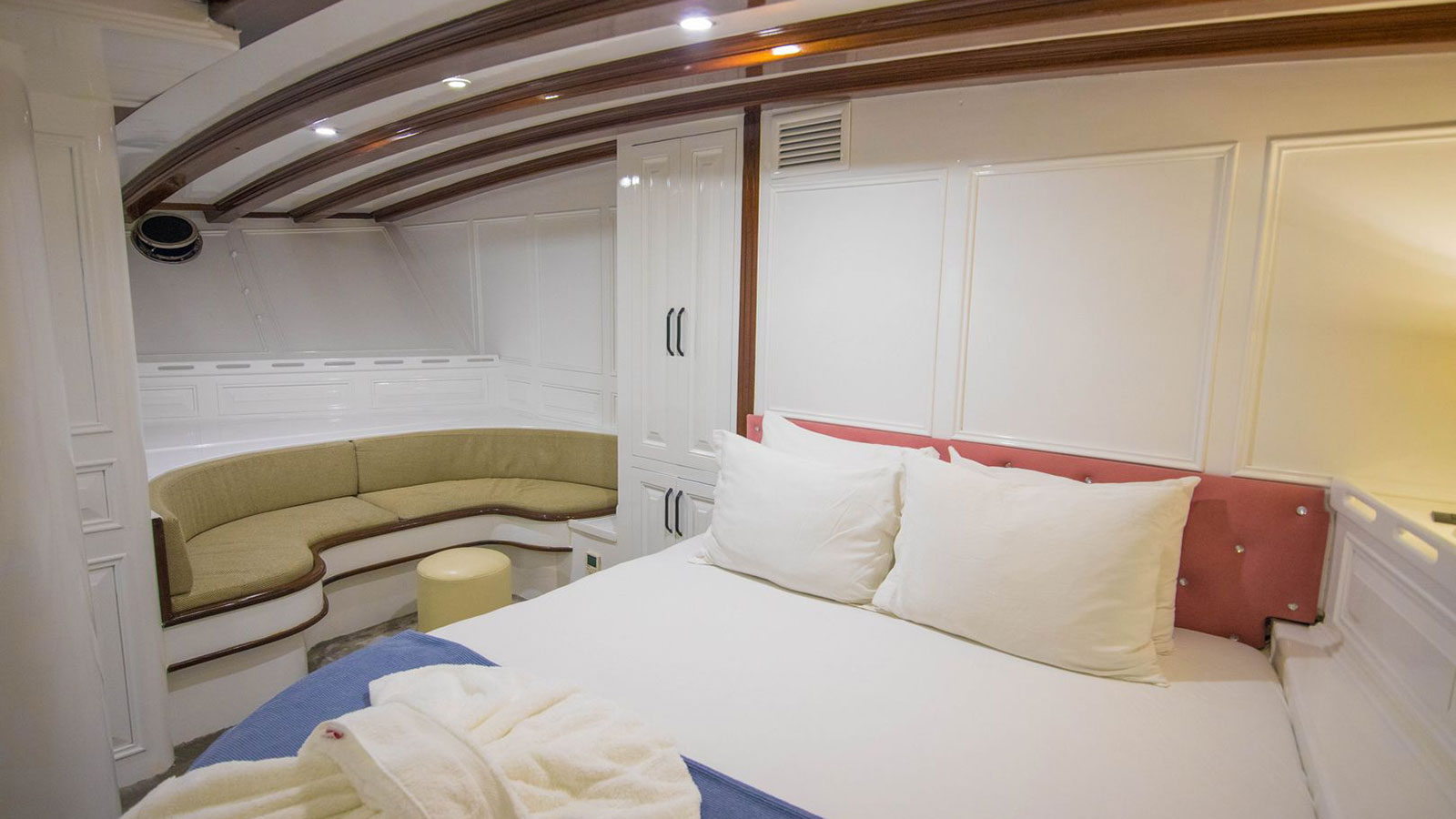 2004 Custom Built Grande Mare te huur (photo 15)