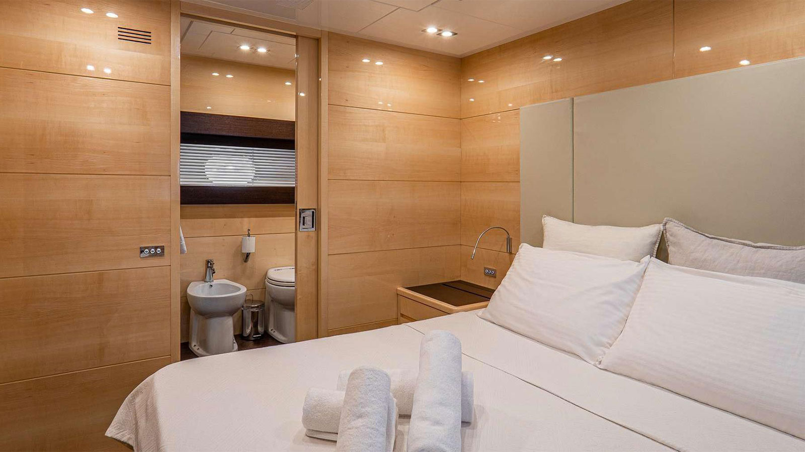 2011 Canados Liberata for charter (photo 8)