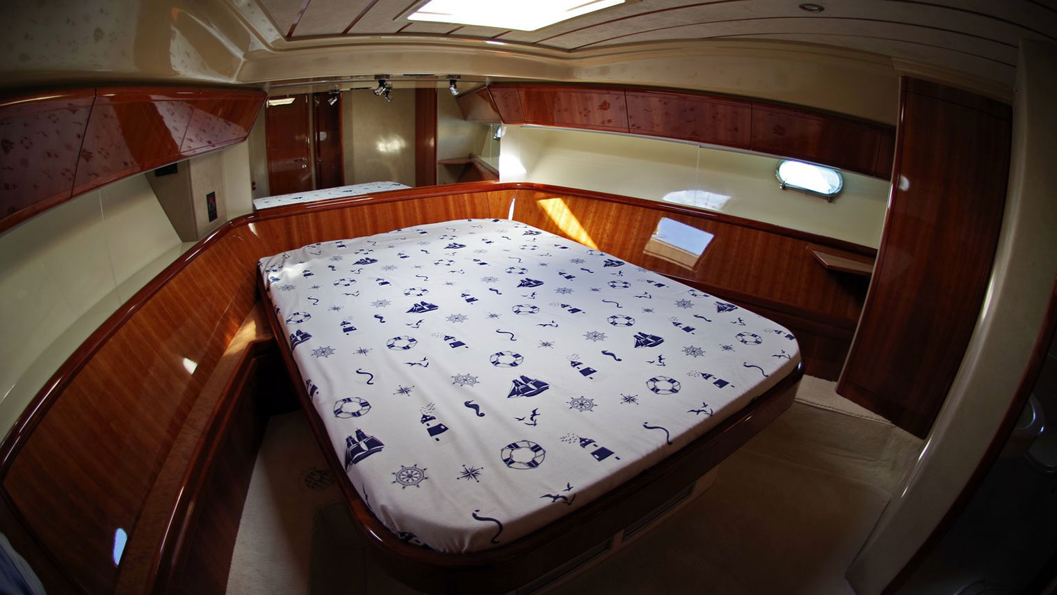 1999 Ferretti 57 Fly Anniversary zu chartern (photo 4)