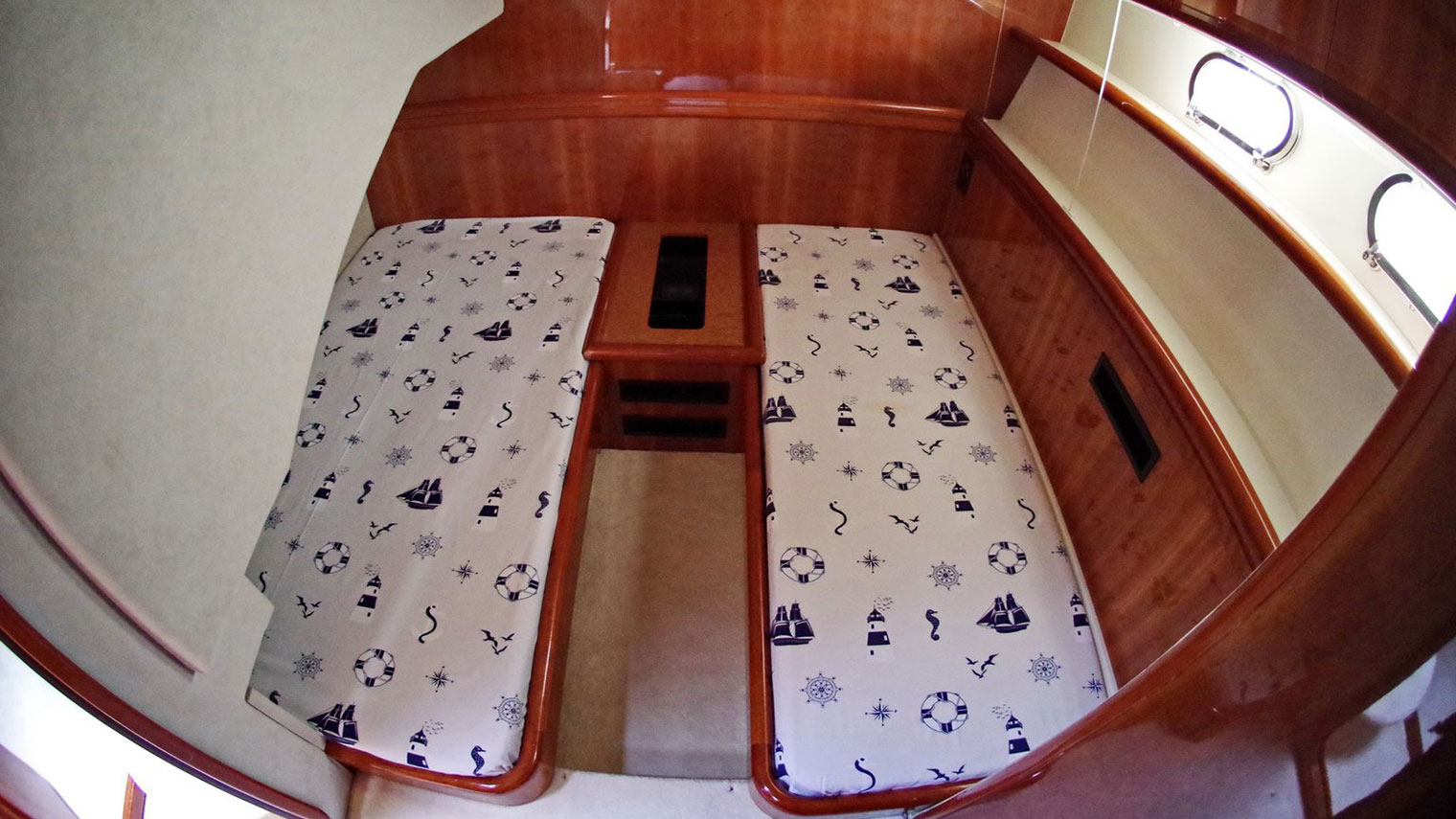 1999 Ferretti 57 Fly Anniversary zu chartern (photo 5)