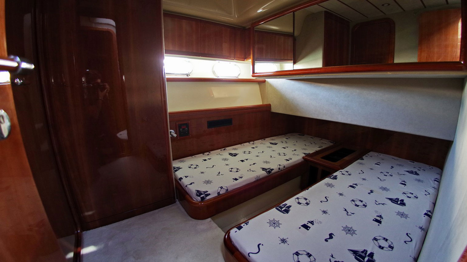 1999 Ferretti 57 Fly Anniversary zu chartern (photo 7)