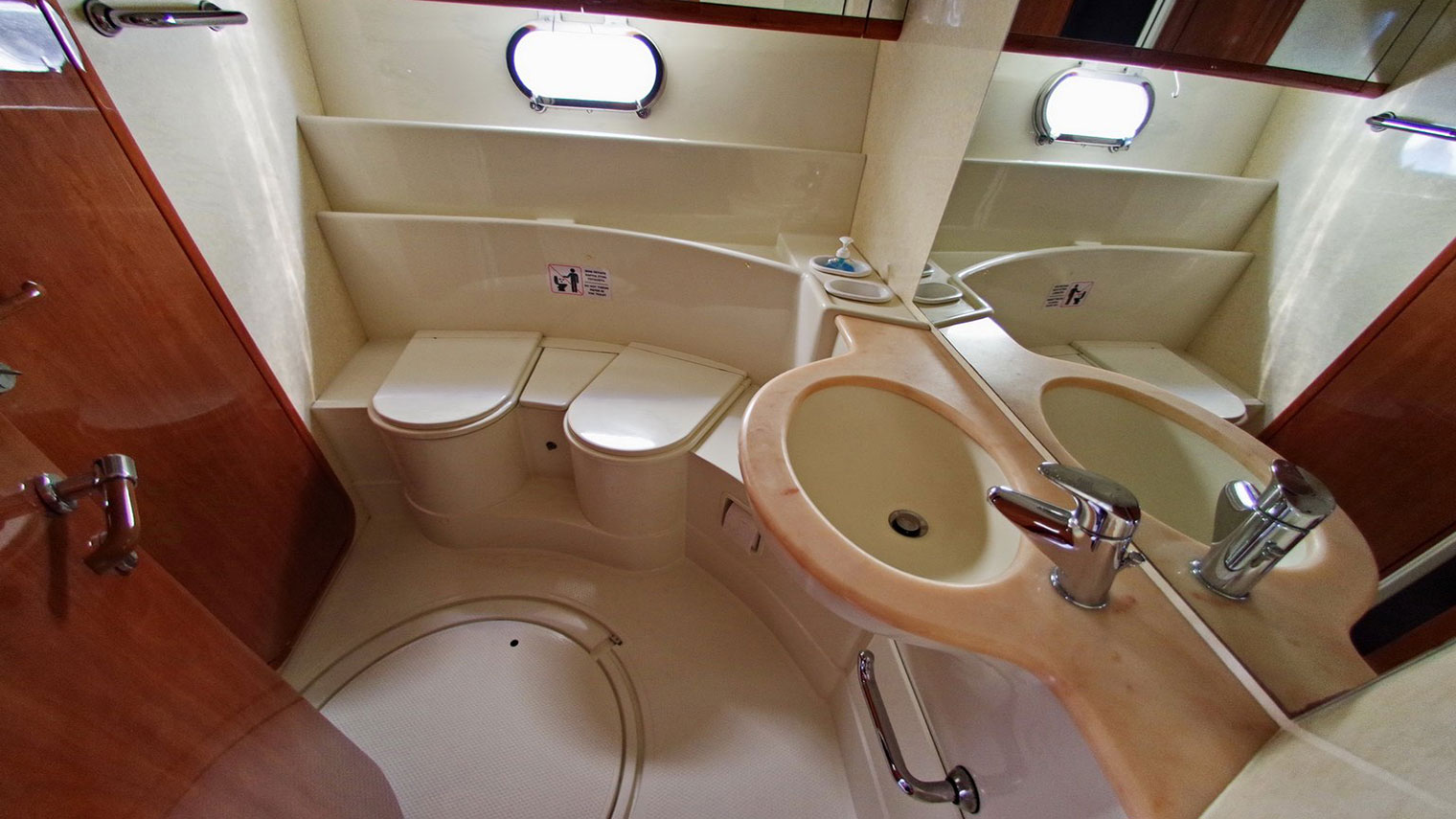 1999 Ferretti 57 Fly Anniversary zu chartern (photo 8)
