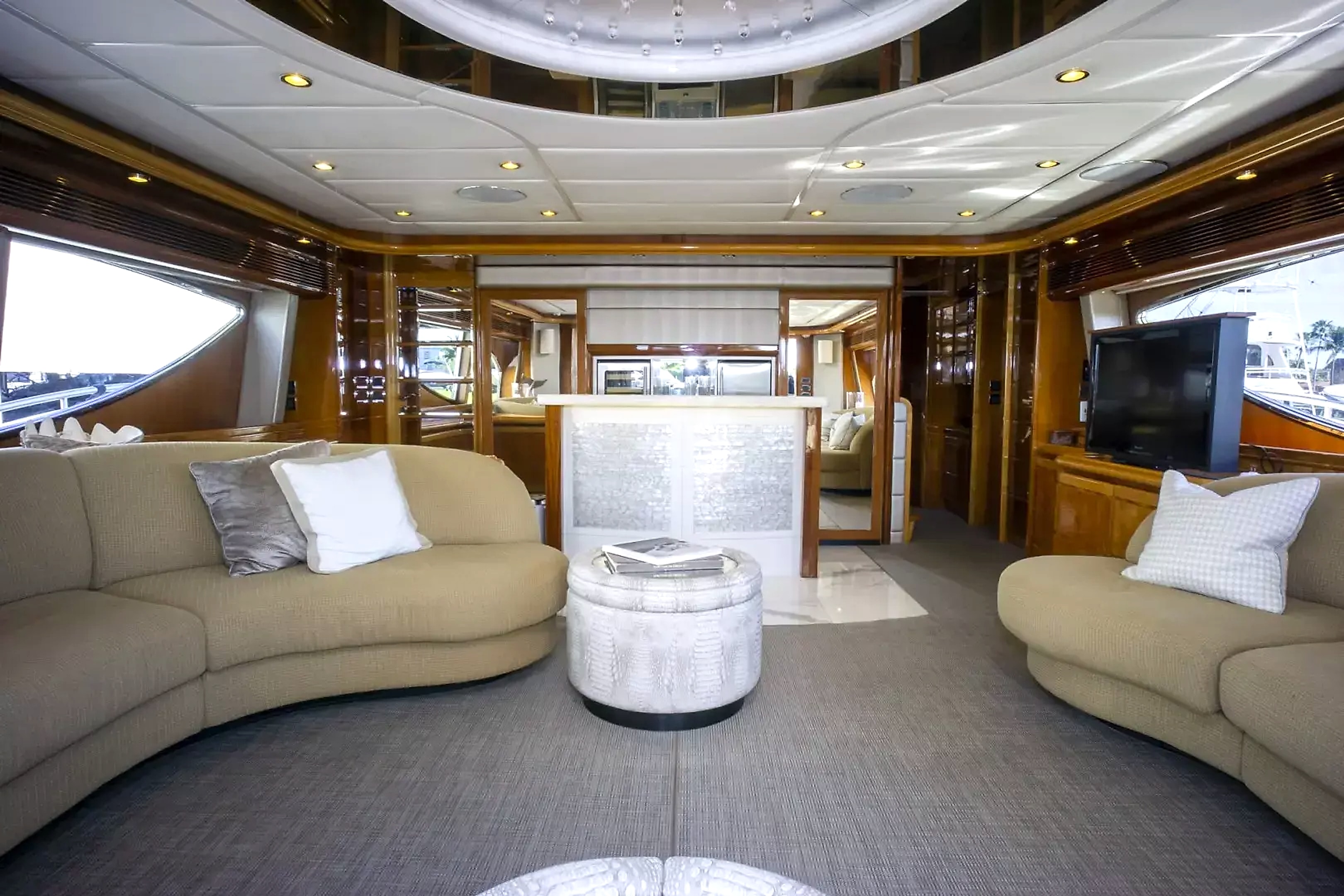 2000 Ferretti Yachts Custom Line 94 for sale (photo 5)