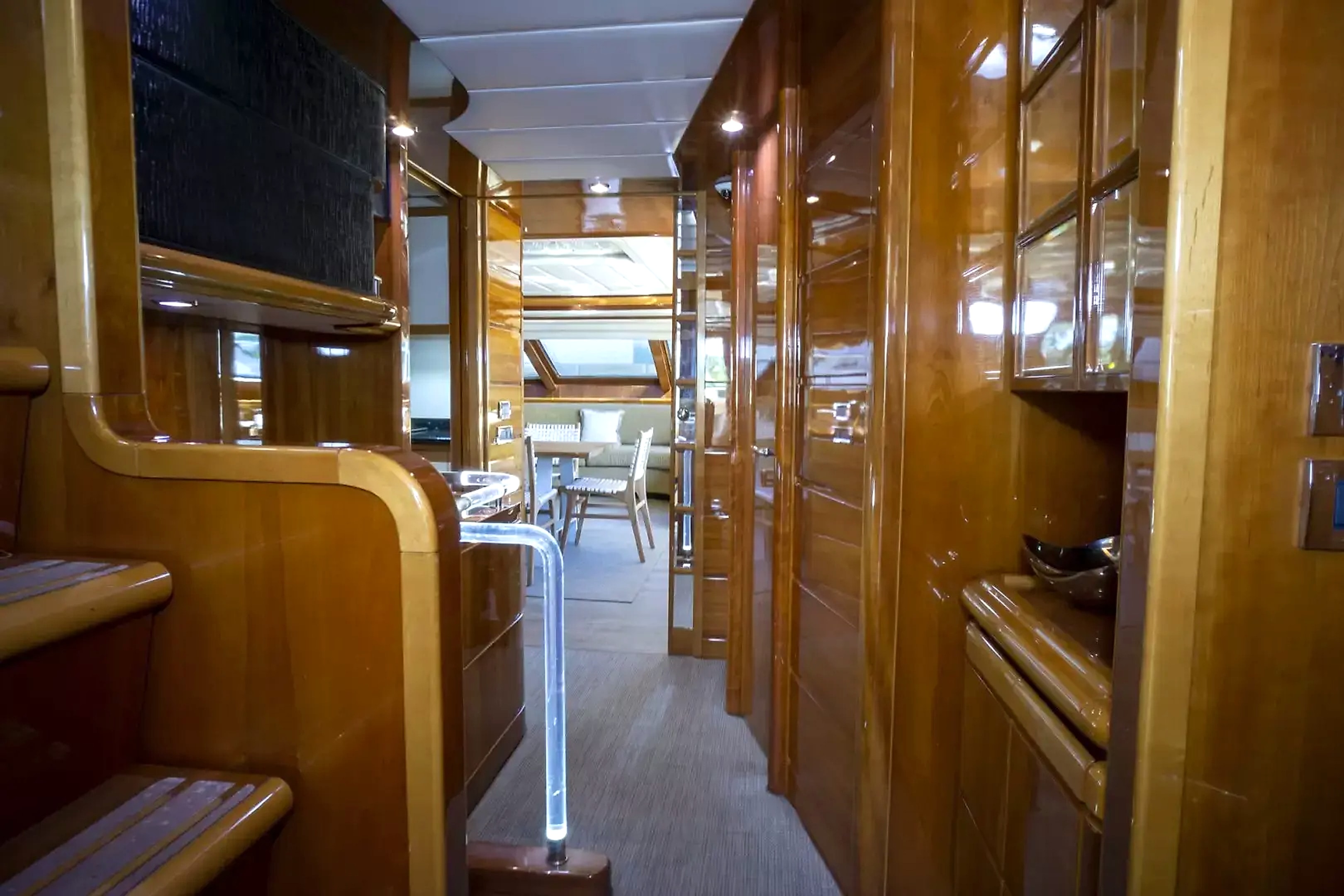 2000 Ferretti Yachts Custom Line 94 for sale (photo 10)