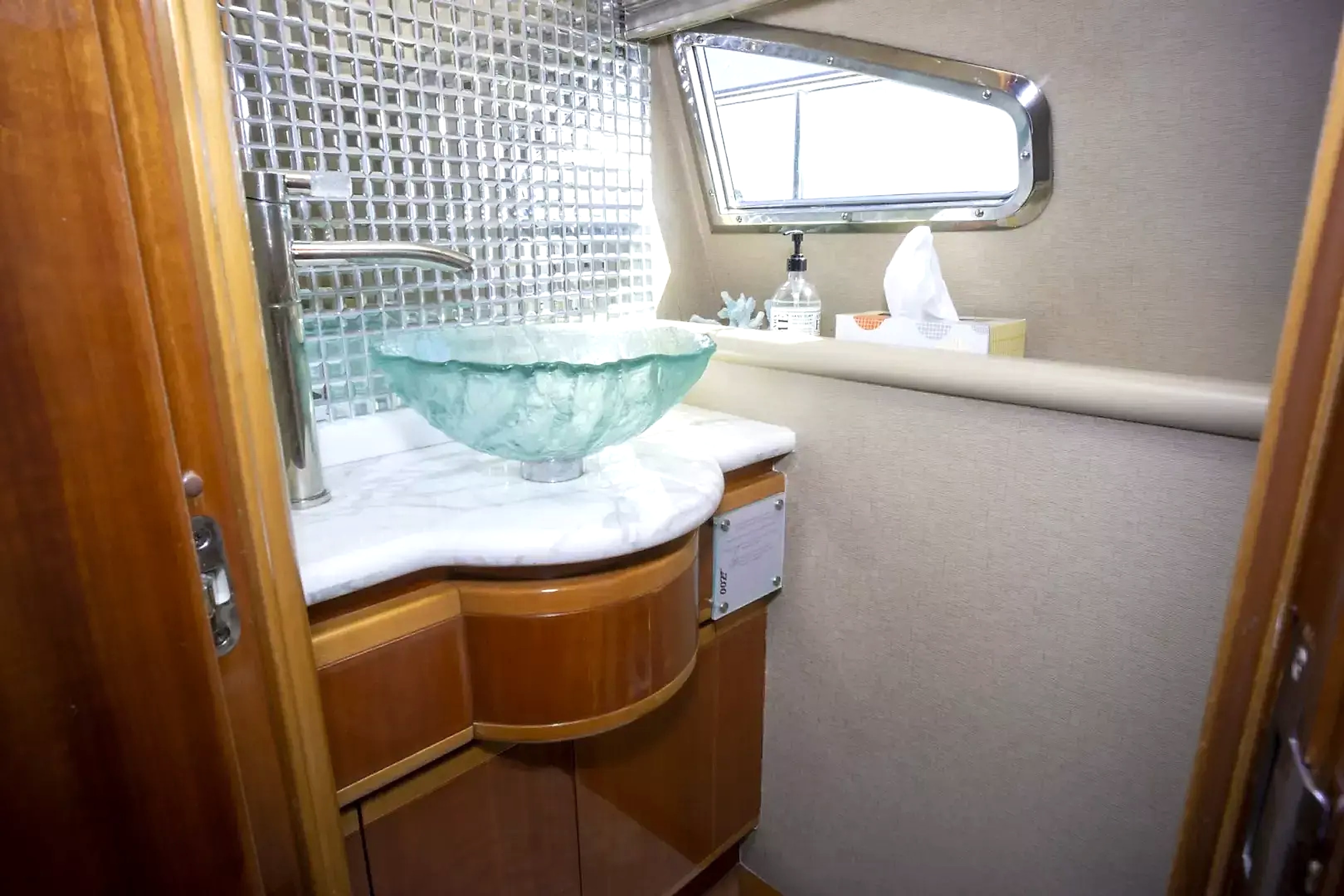 2000 Ferretti Yachts Custom Line 94 for sale (photo 19)