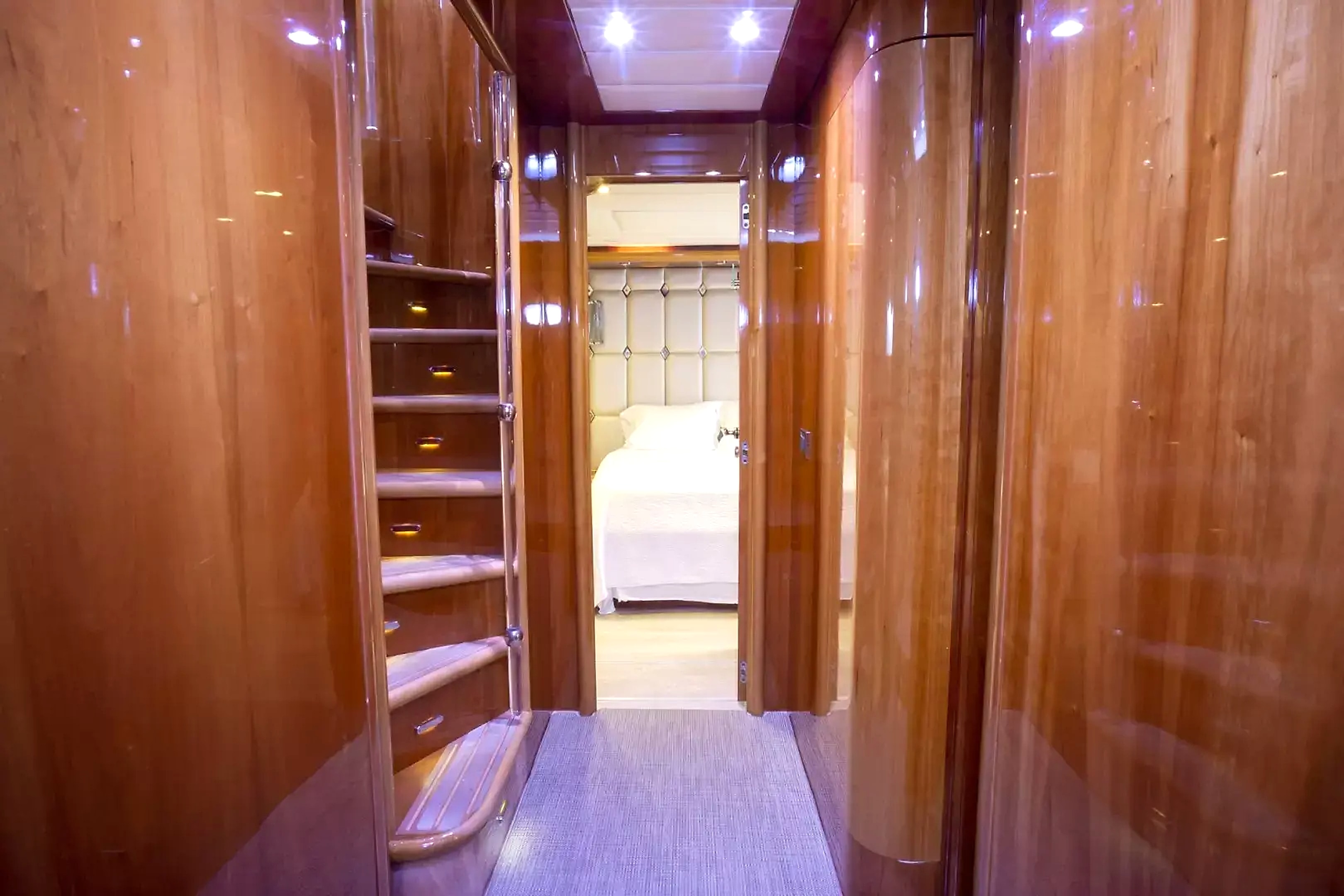 2000 Ferretti Yachts Custom Line 94 for sale (photo 21)
