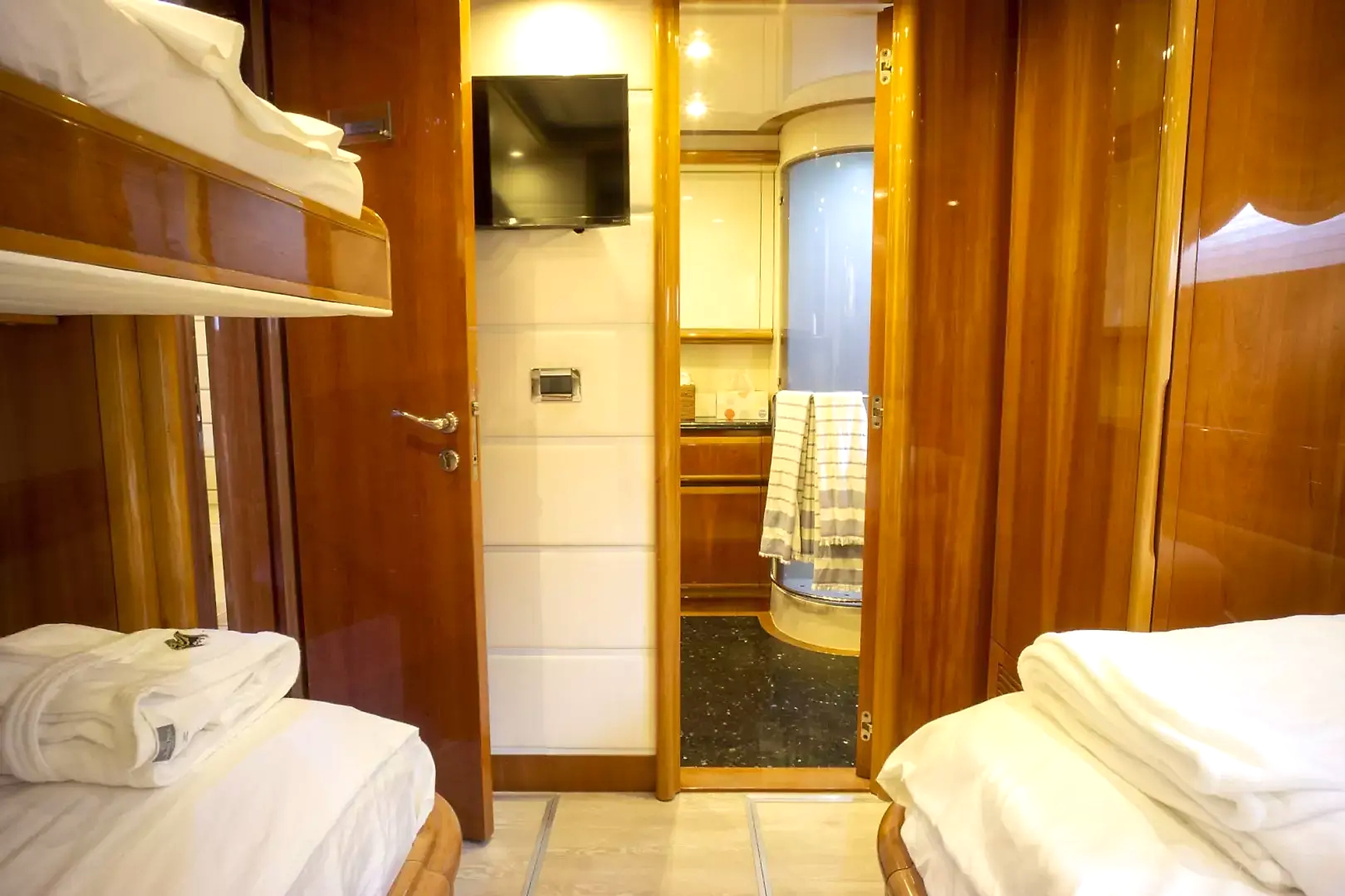 2000 Ferretti Yachts Custom Line 94 for sale (photo 23)