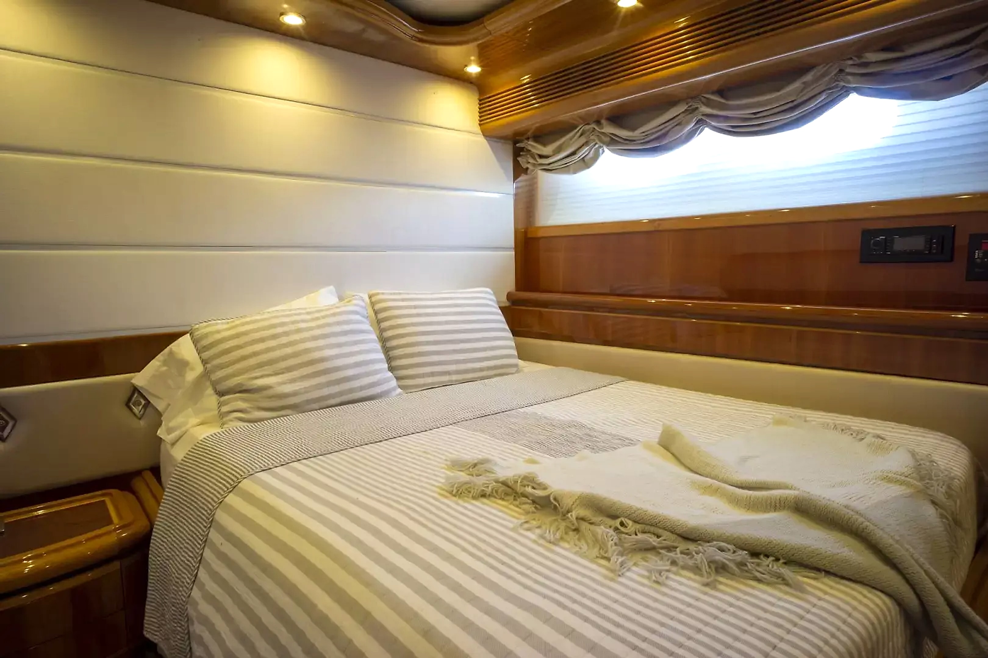2000 Ferretti Yachts Custom Line 94 for sale (photo 24)