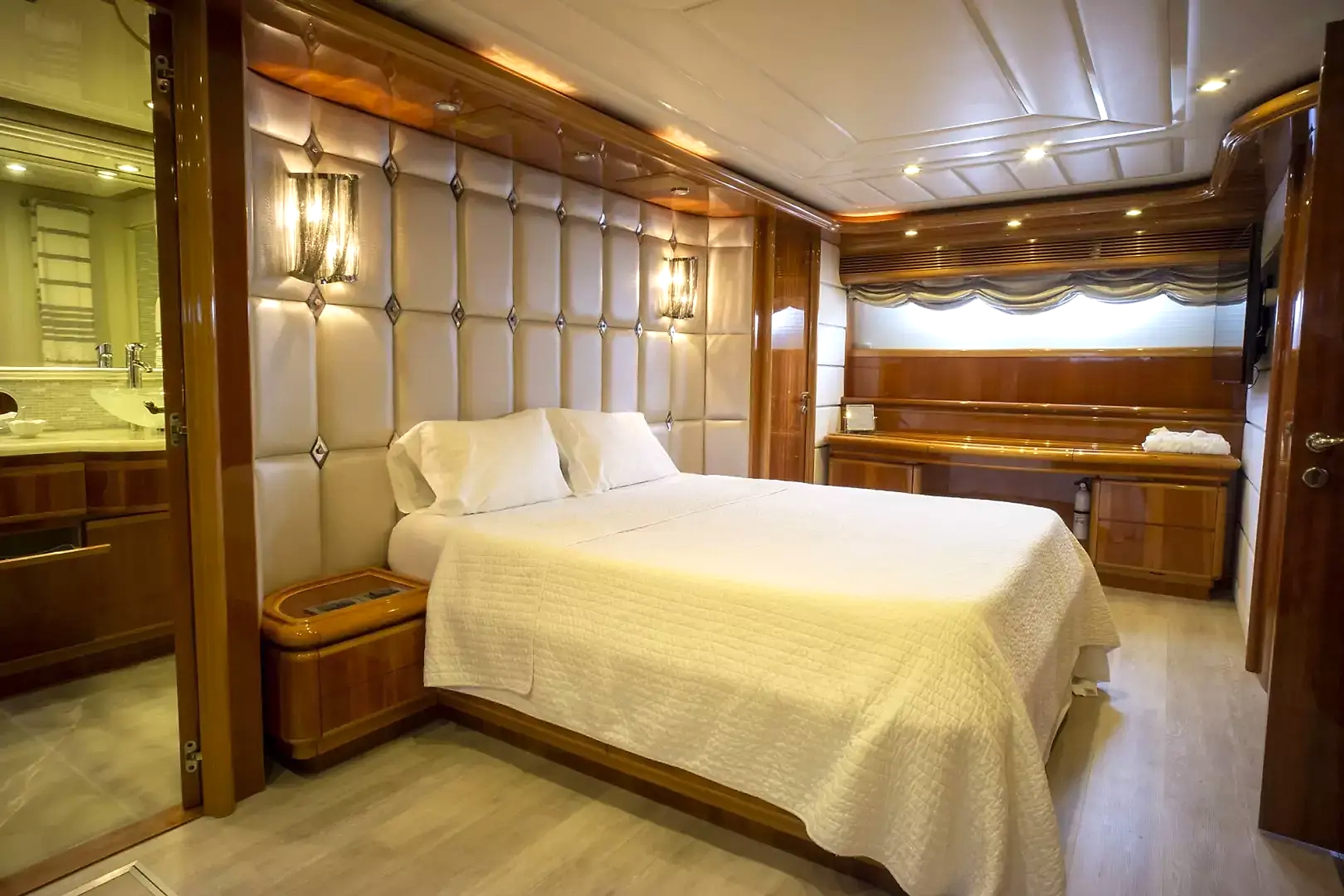2000 Ferretti Yachts Custom Line 94 for sale (photo 27)