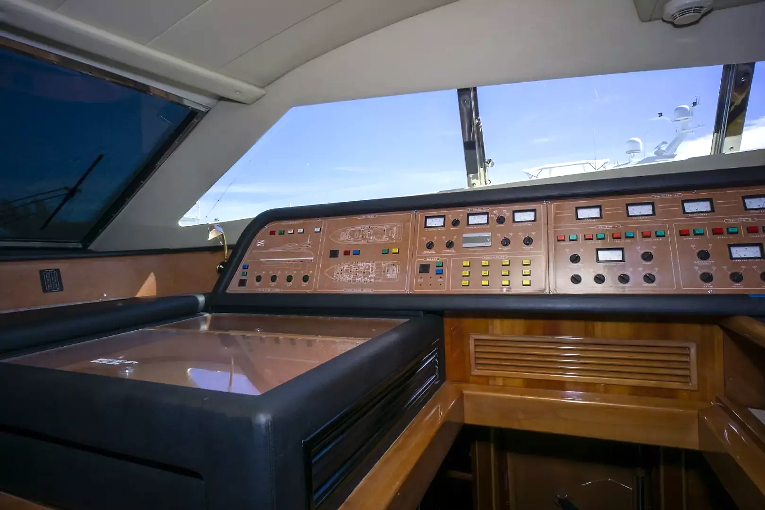 2000 Ferretti Yachts Custom Line 94 for sale (photo 30)