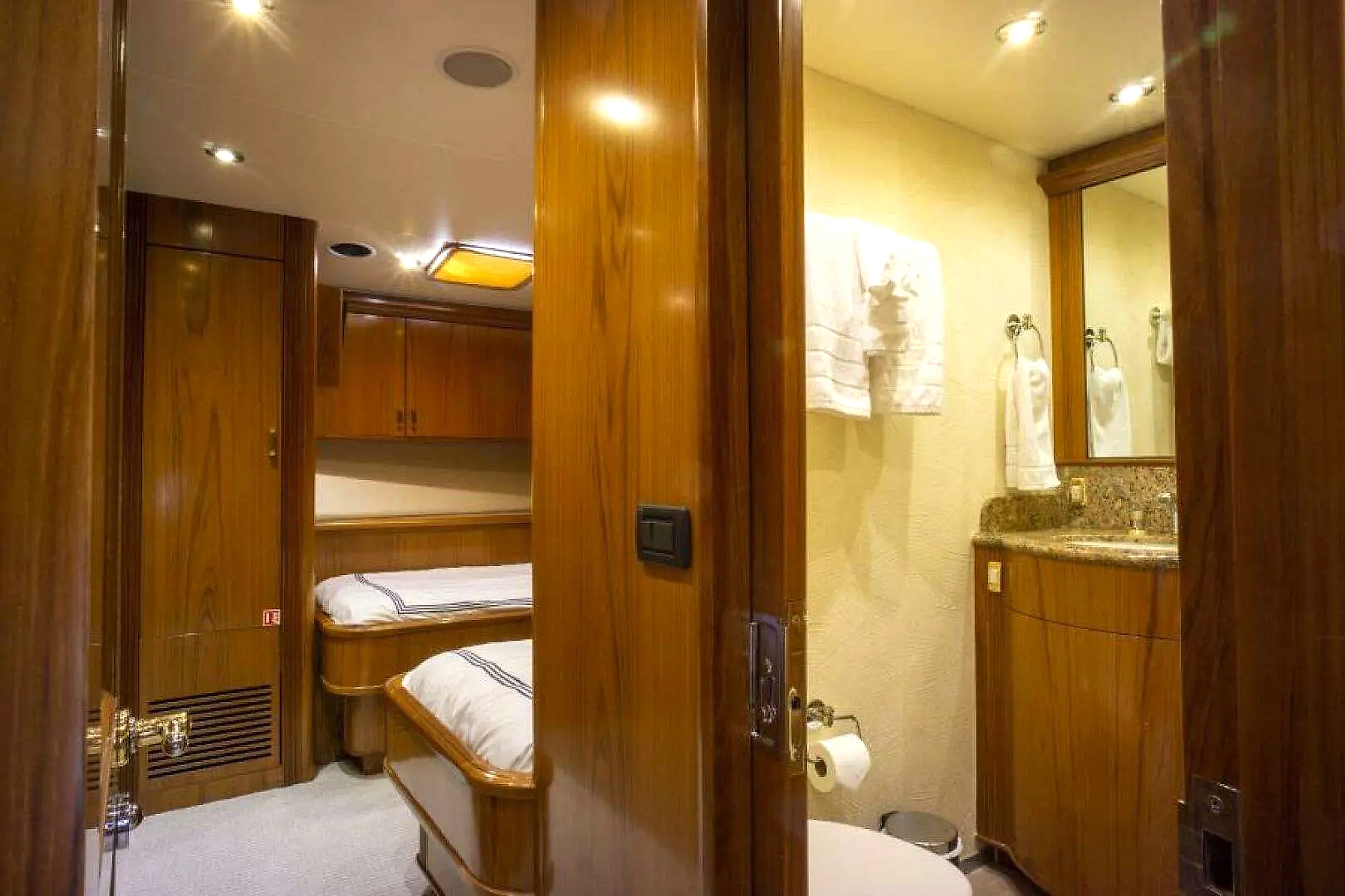 2005 Sea Force Ix Enclosed Flybridge in vendita (photo 30)
