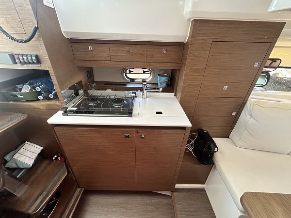 2020 Jeanneau Cap Camarat 10.5 WA for sale (photo 9)