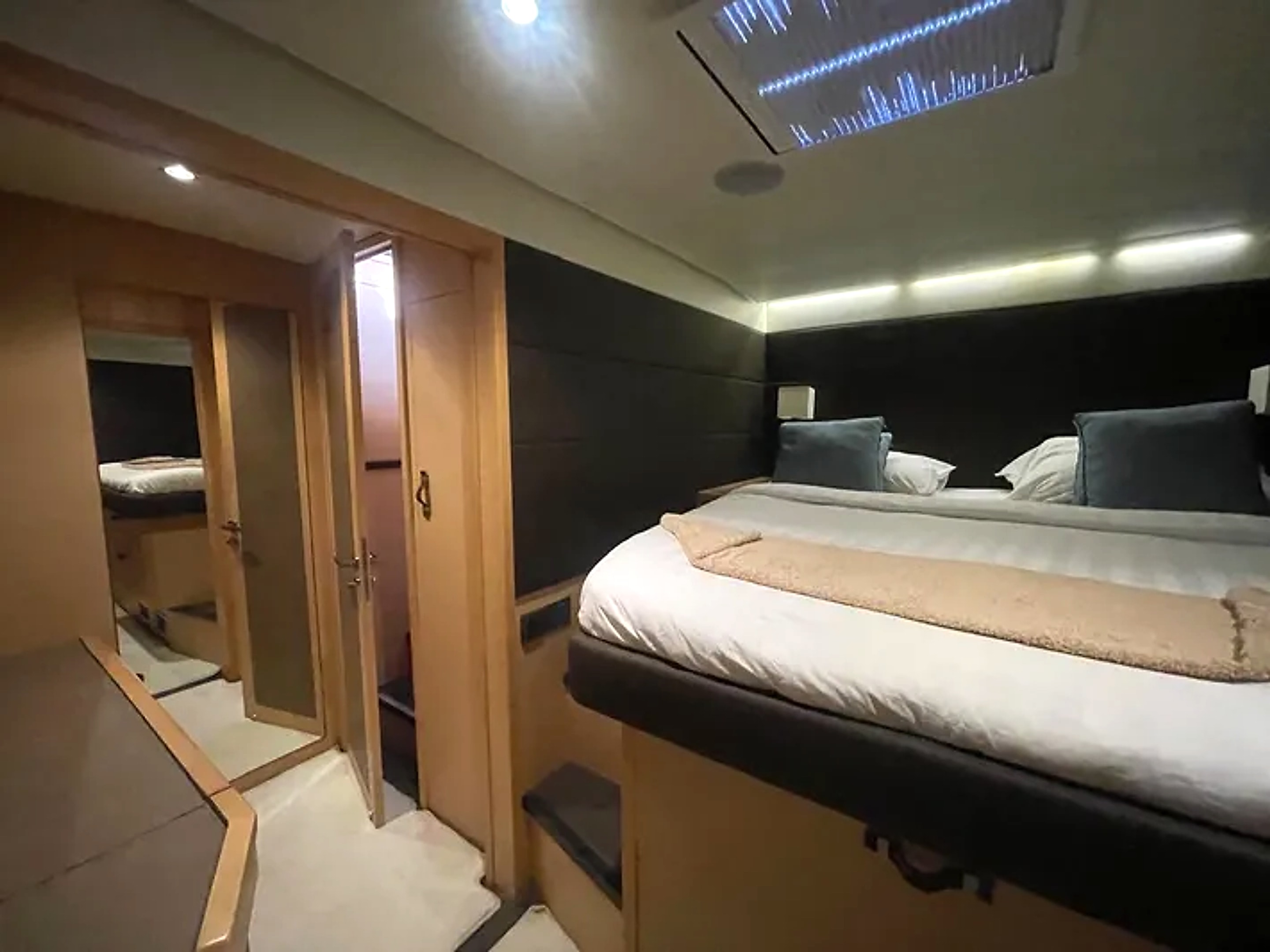 2017 Lagoon 630 My in vendita (photo 39)