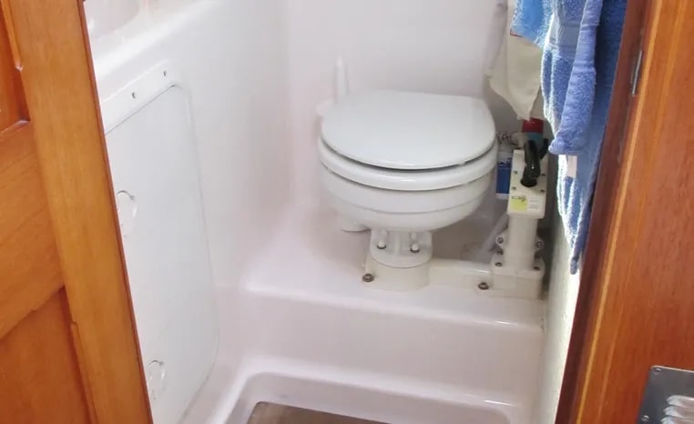 1994 Aquastar Ocean Ranger 38 Aft Cockpit for sale (photo 20)