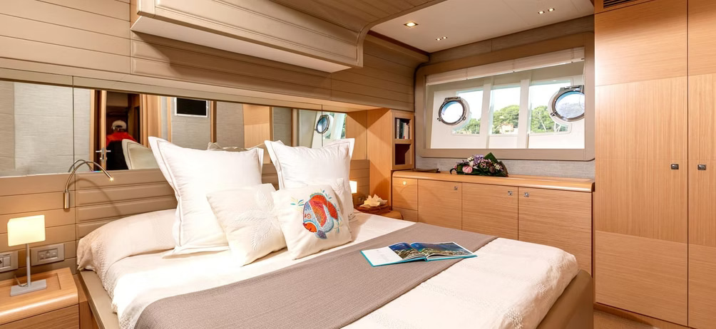 2011 Ferretti 800 for charter (photo 2)