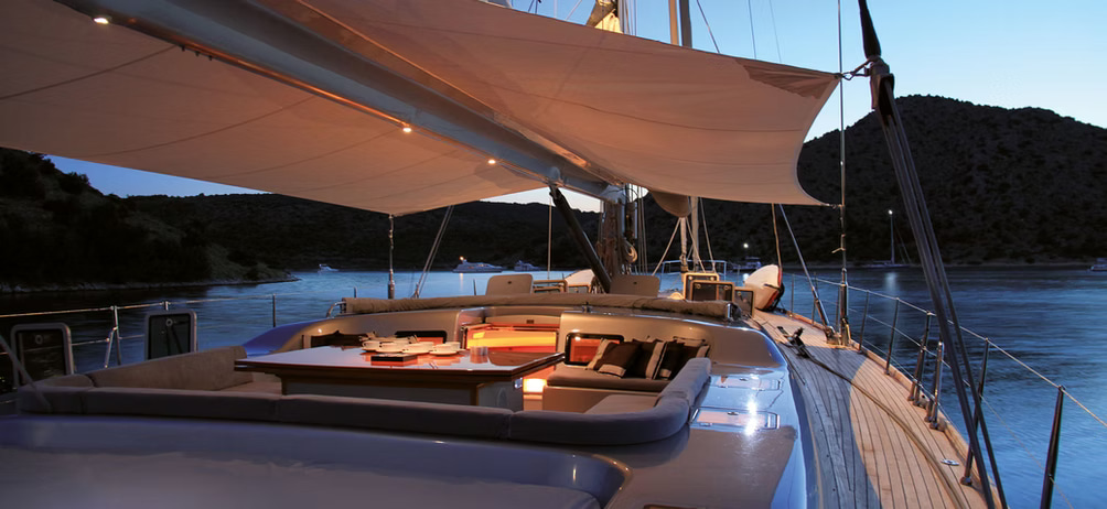 2004 CMN 32m for charter (photo 3)